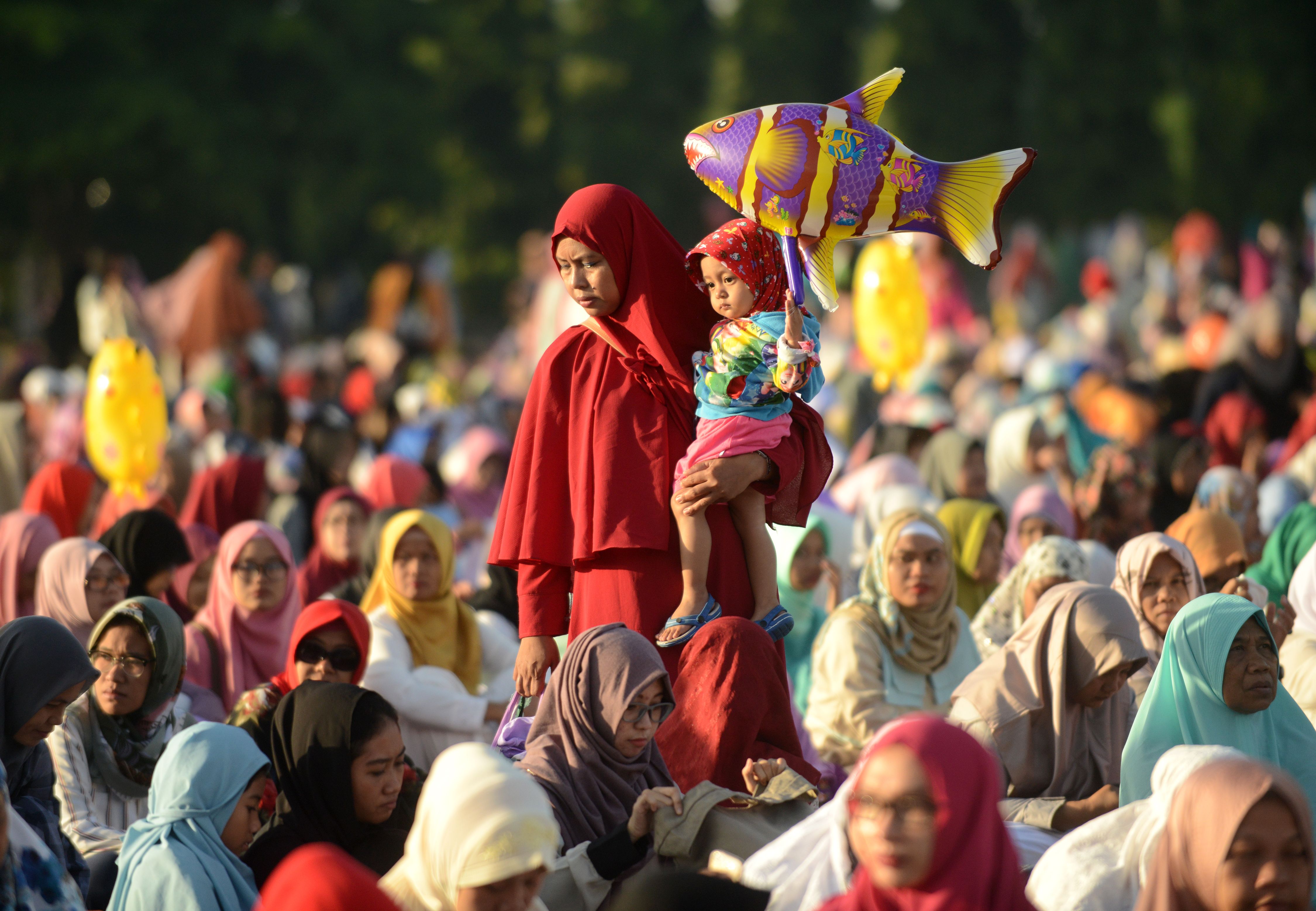 مئات السيدات فى اندونيسيا يؤدون صلاة العيد