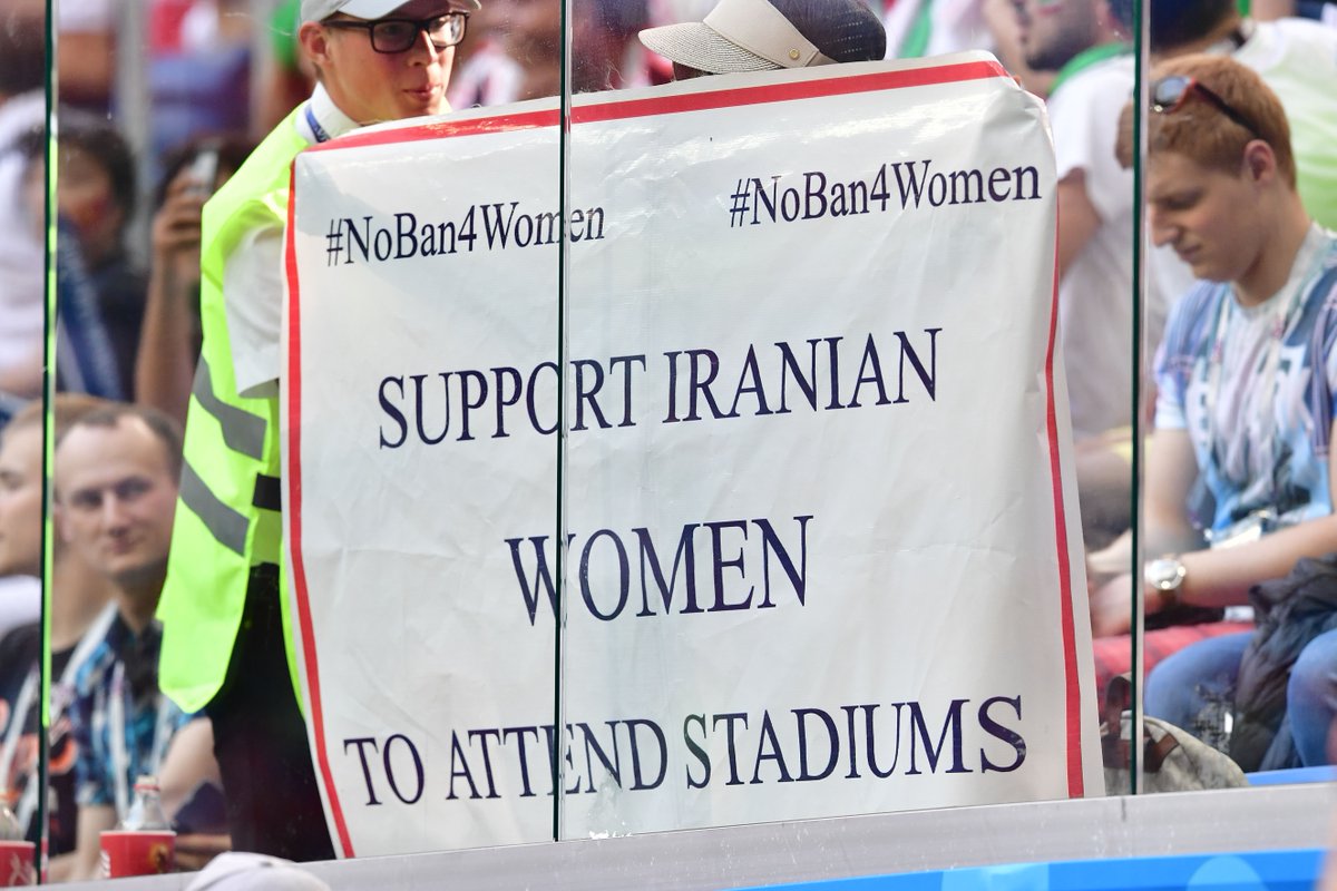لافتة دعم الإيرانيات