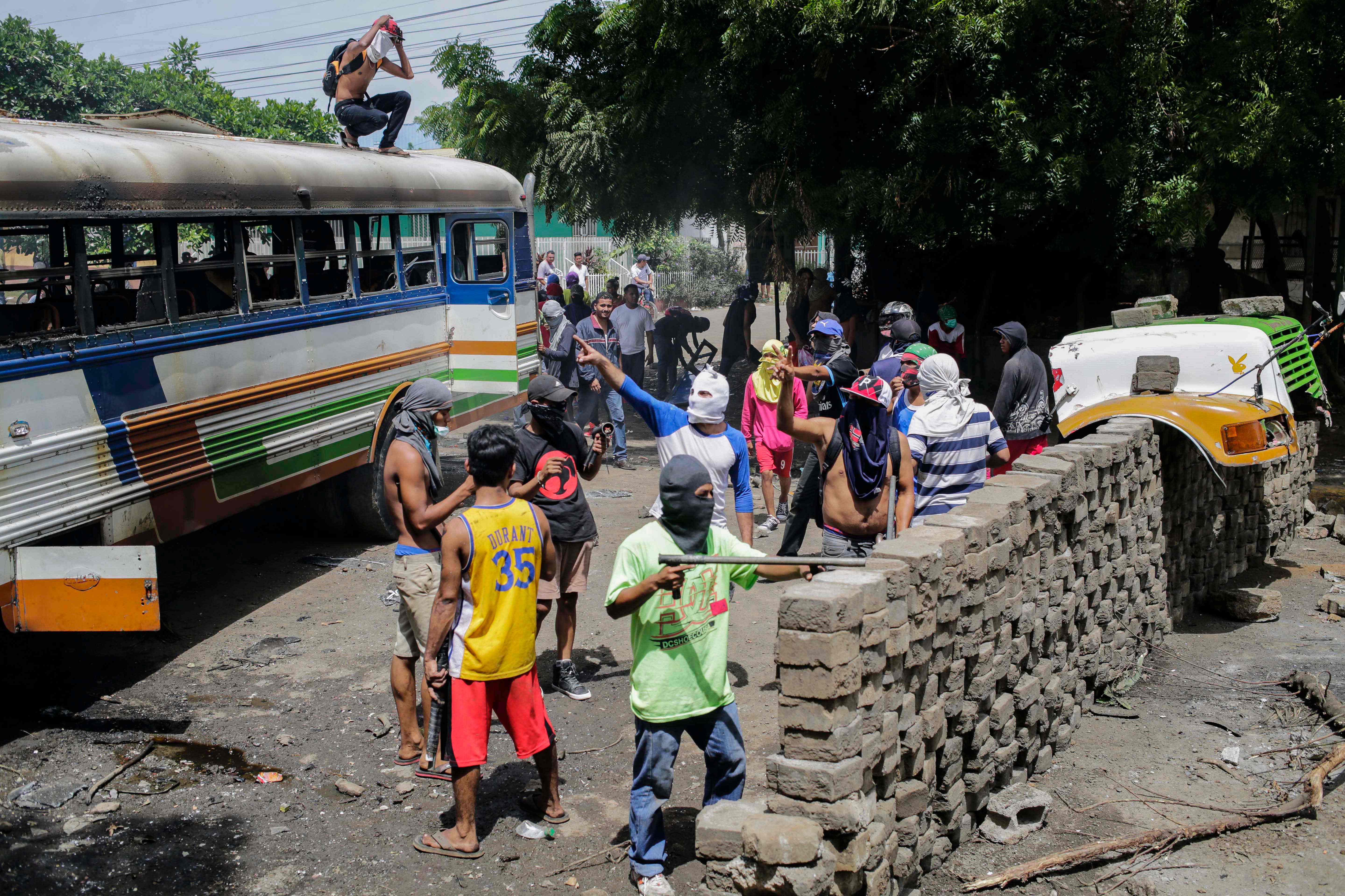 العنف فى نيكاراجوا وحرق حافلة