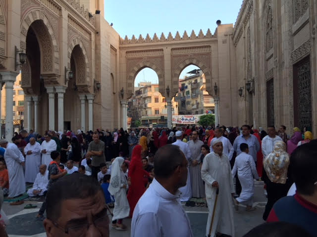 محافظ الغربية يؤدى صلاة العيد بالسيد البدوى (4)