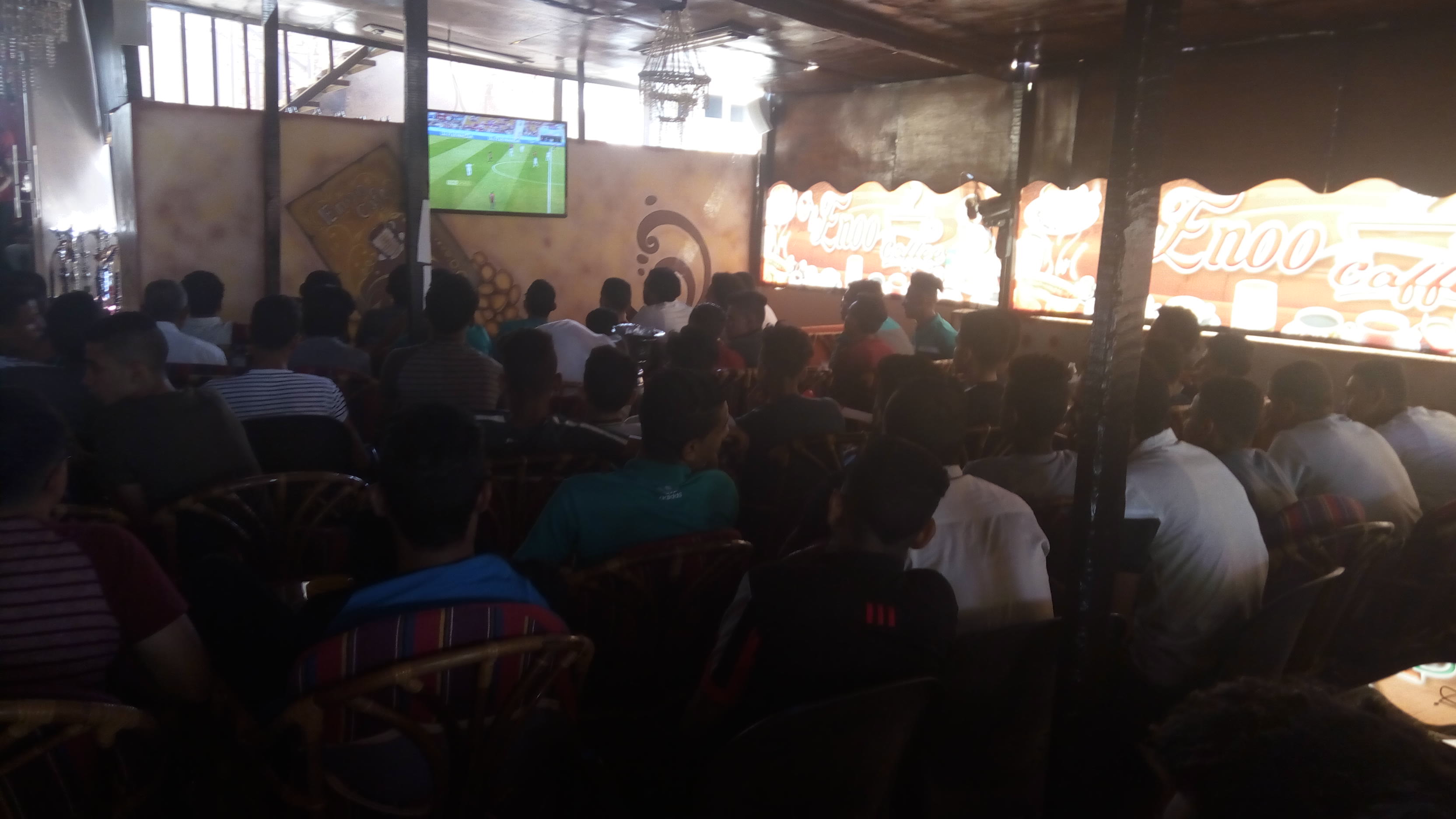 صور.. مئات المواطنين يتابعون مباراة مصر وأوروجواى بالوادى الجديد (4)