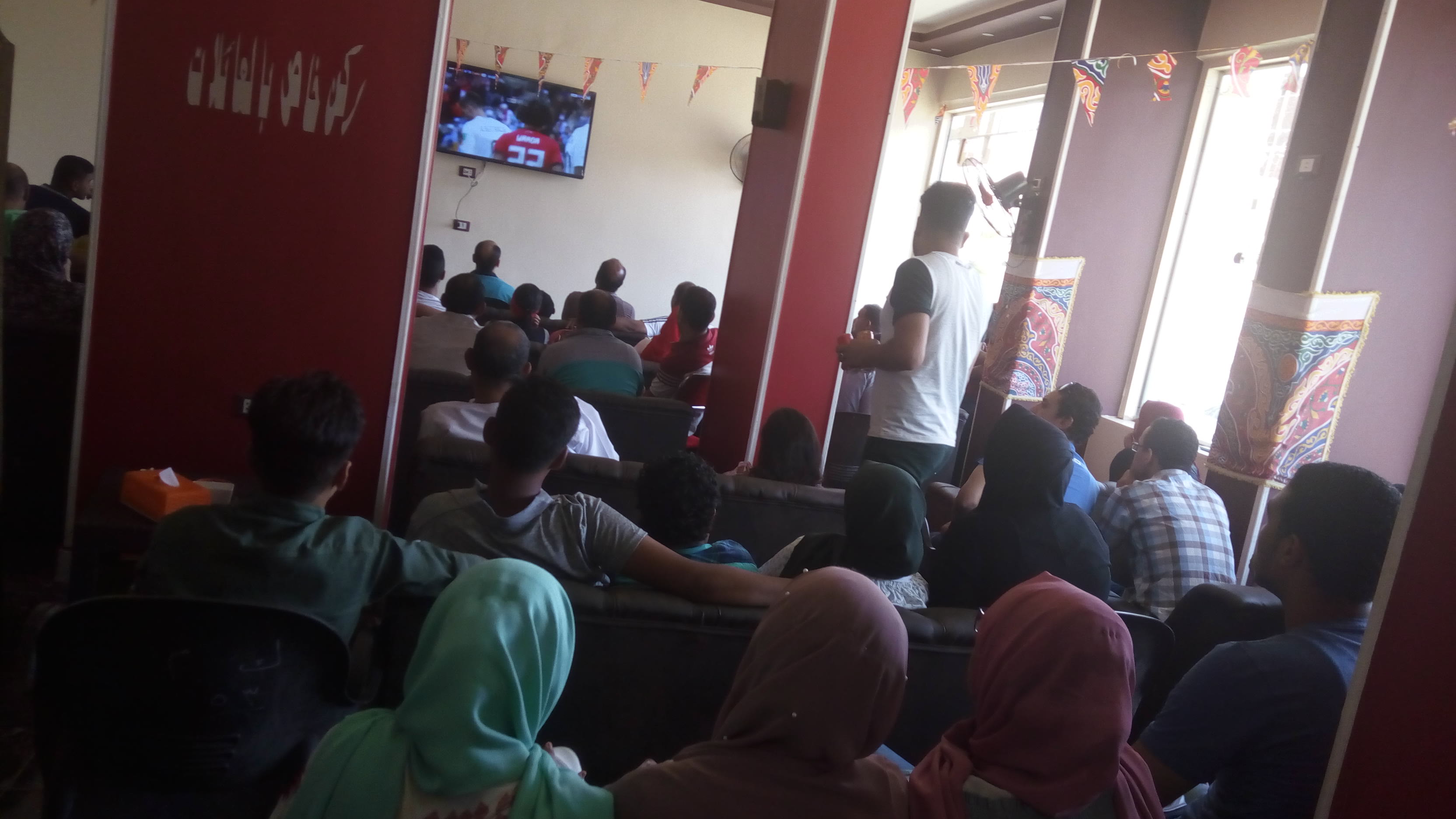 صور.. مئات المواطنين يتابعون مباراة مصر وأوروجواى بالوادى الجديد (1)