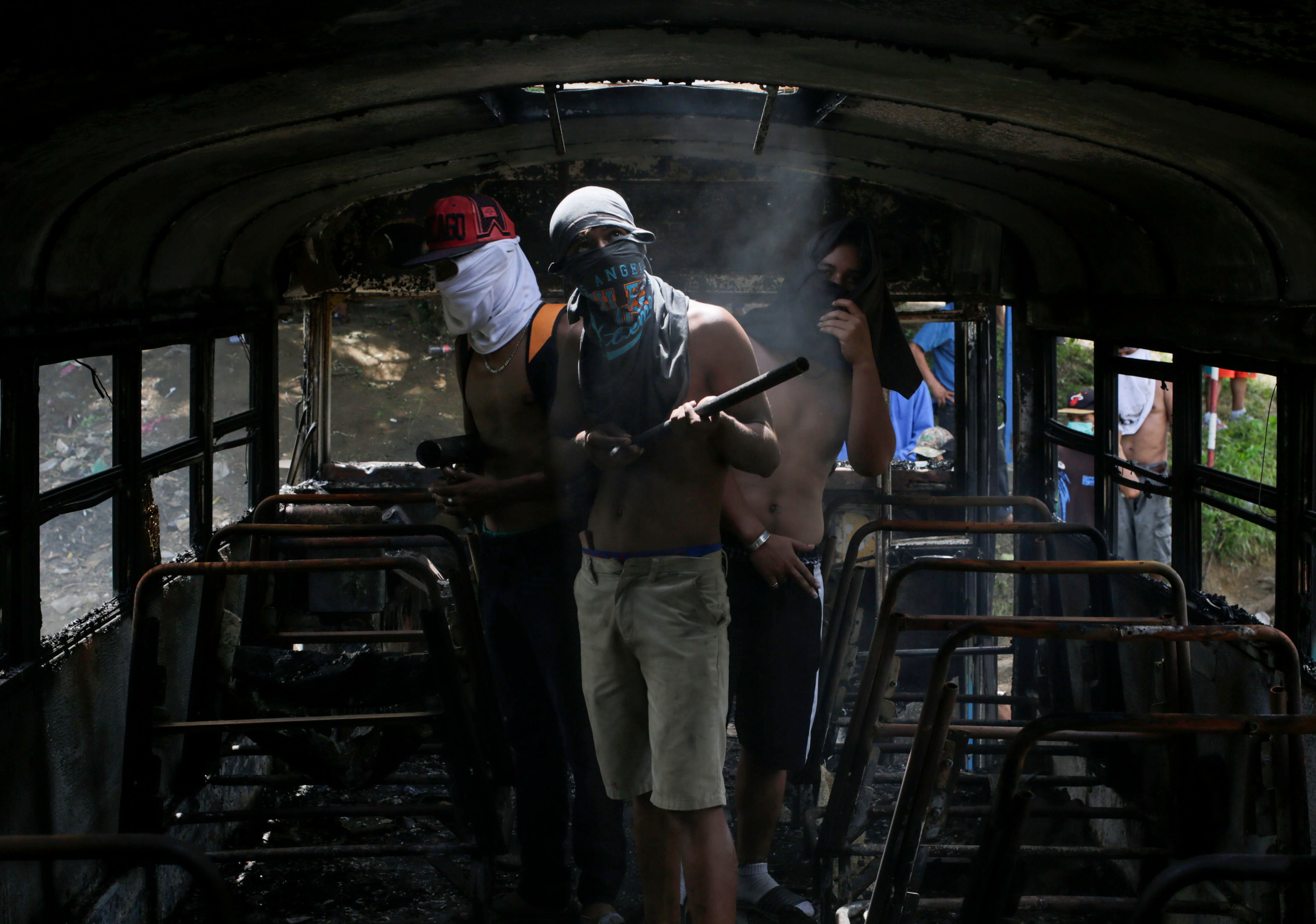 متظاهرو نيكاراجوا يحرقون حافلة