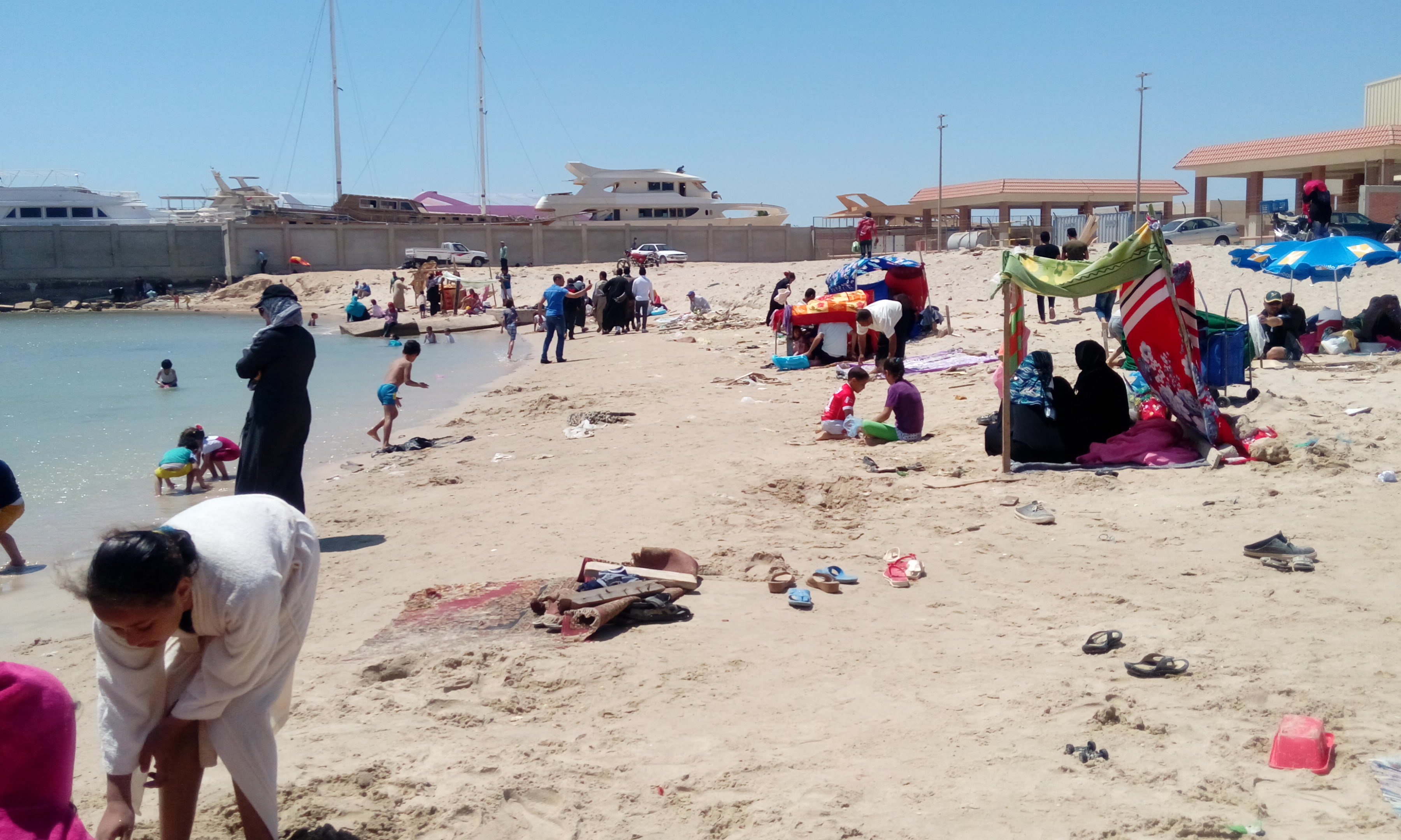  توافد المواطنين على شواطئ مدن جنوب سيناء (3)