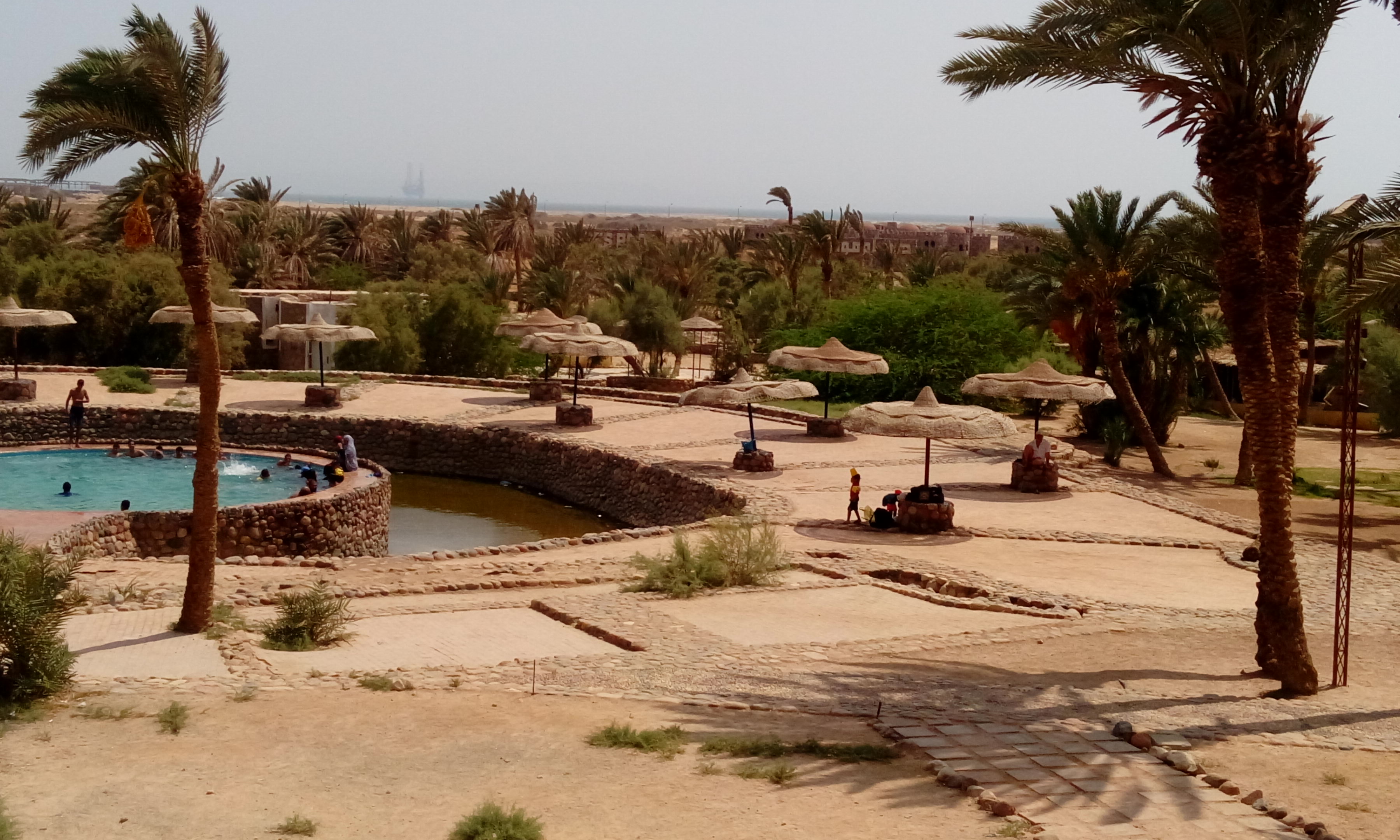  توافد المواطنين على شواطئ مدن جنوب سيناء (1)