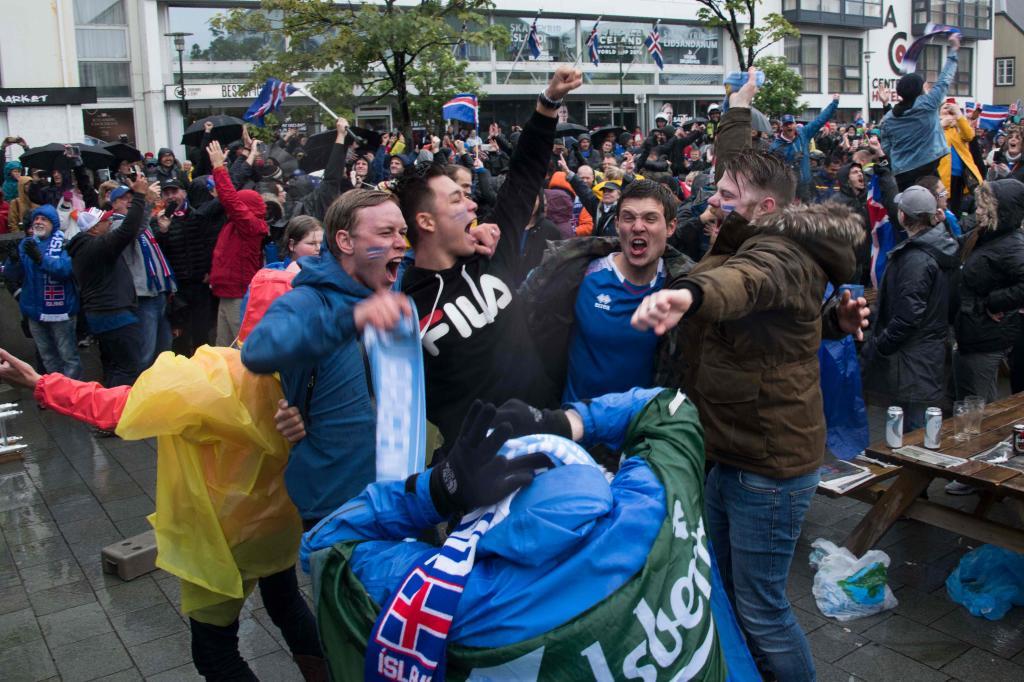 فرحة عارمة تجتاح ايسلندا بعد التعادل مع الارجنتين (5)
