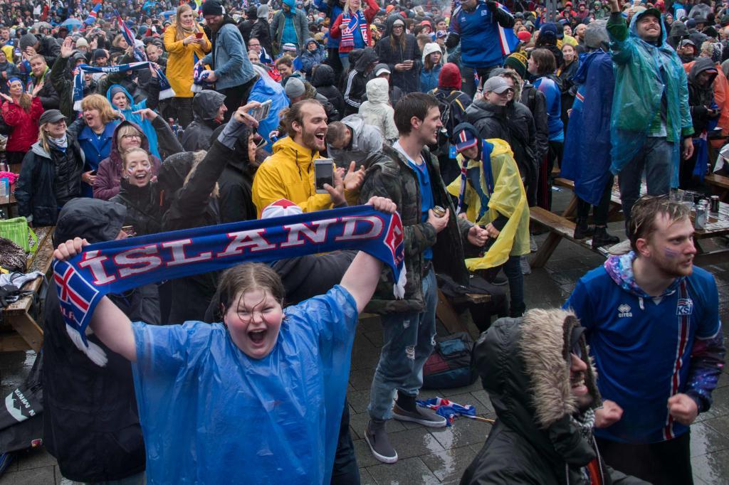 فرحة عارمة تجتاح ايسلندا بعد التعادل مع الارجنتين (2)