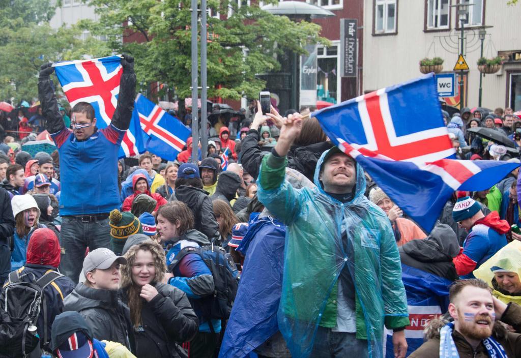 فرحة عارمة تجتاح ايسلندا بعد التعادل مع الارجنتين (7)