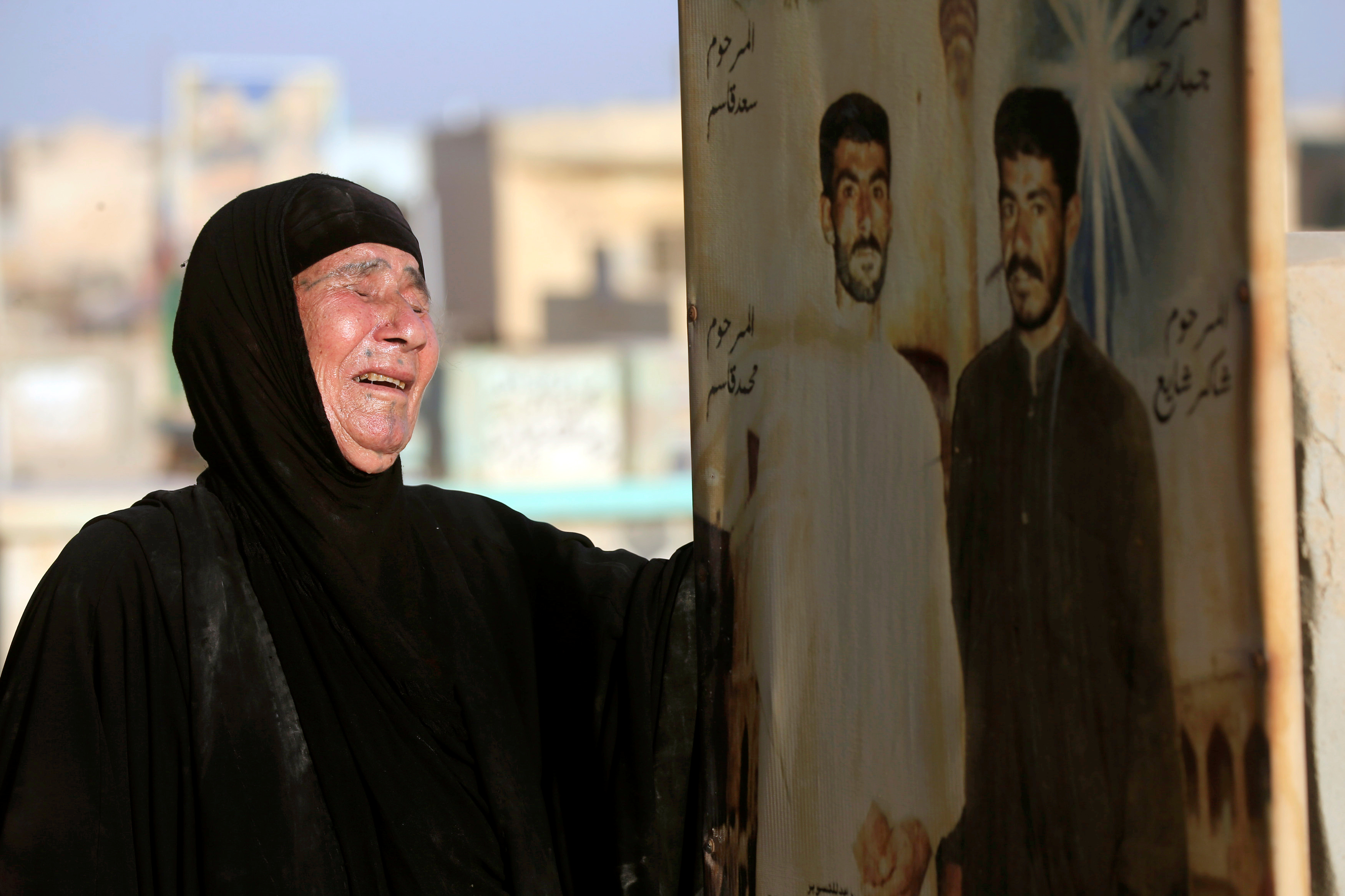 امرأة عراقية خلال تواجد الأهالى على المقابر 