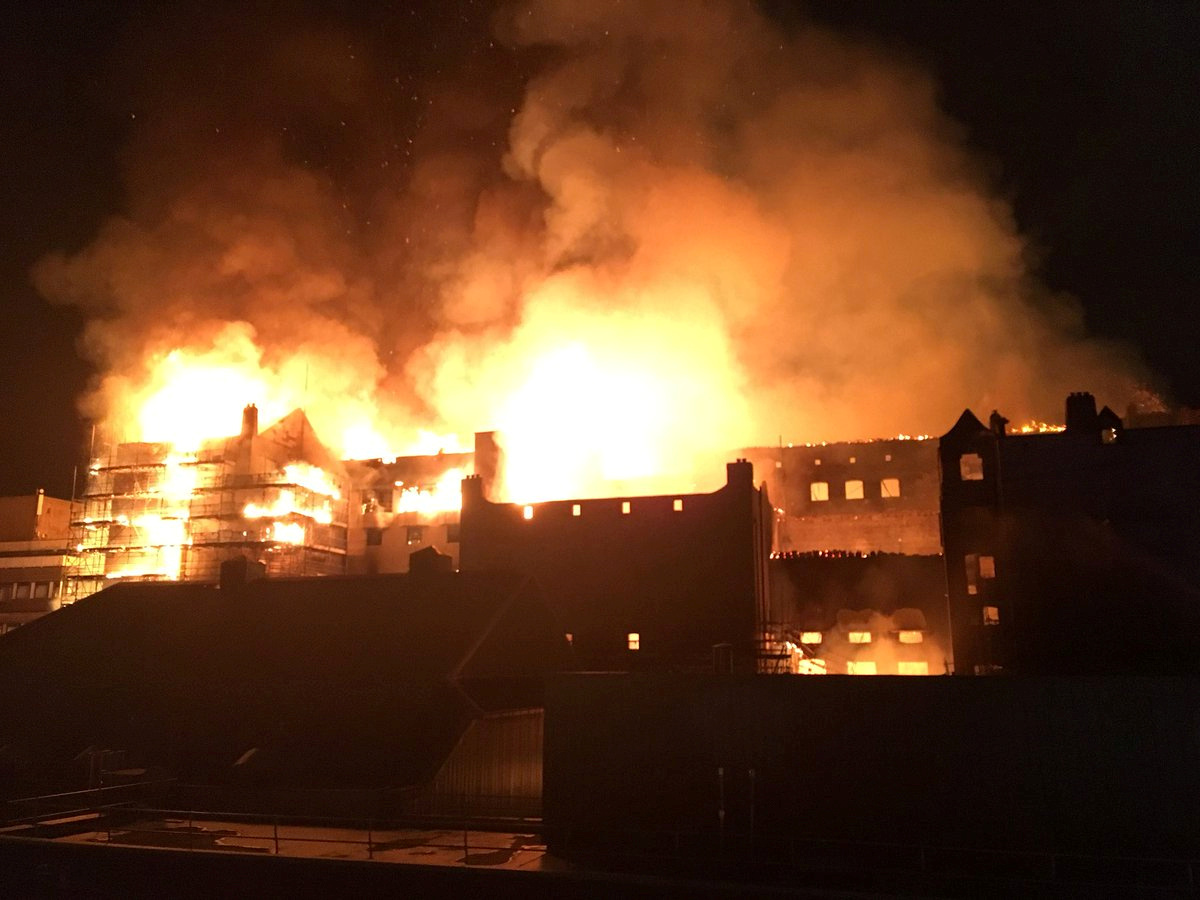 حريق هائل يلتهم مبنى المدرسة
