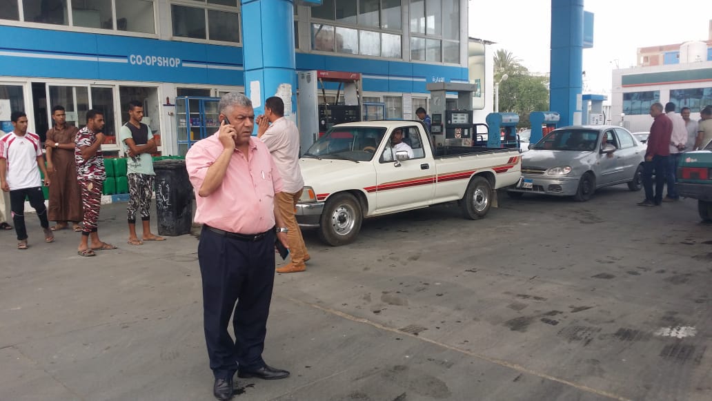 مدير تموين مطروح يتابع العمل بمحطات الوقود