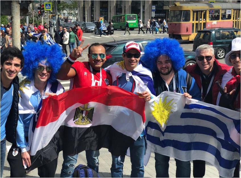 مشجع مصرى يلتقط صورة تذكارية مع مشجعى أوروجواى