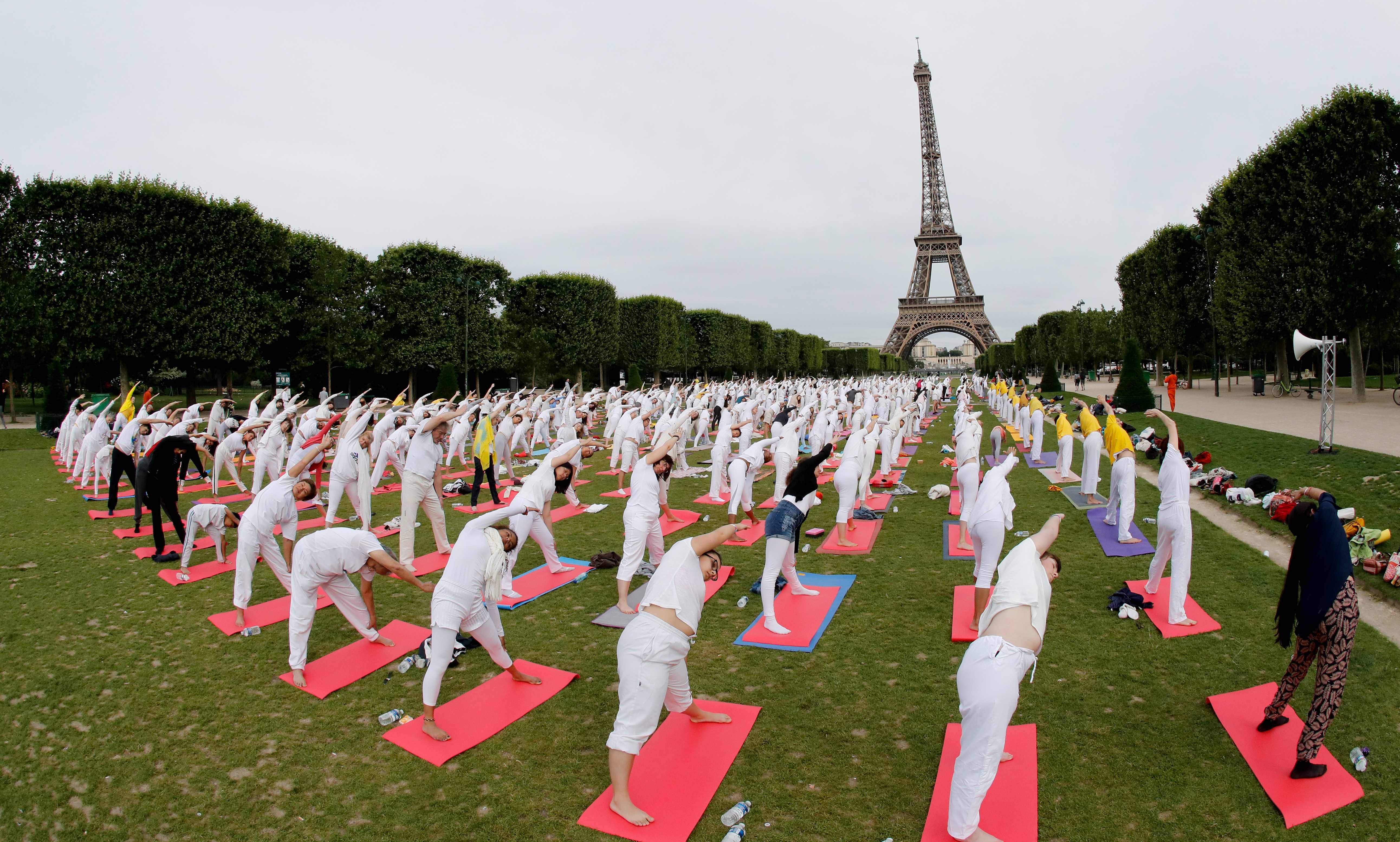 الفرنسيون يحتفلون باليوم العالمى لليوجا أمام برج إيفل
