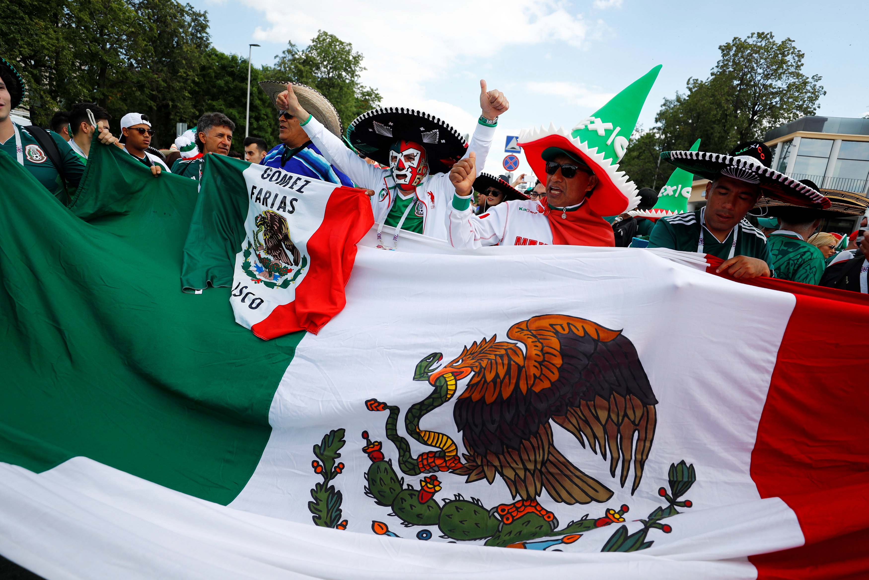  	أجواء احتفالية تهيمن على مشجعى المكسيك