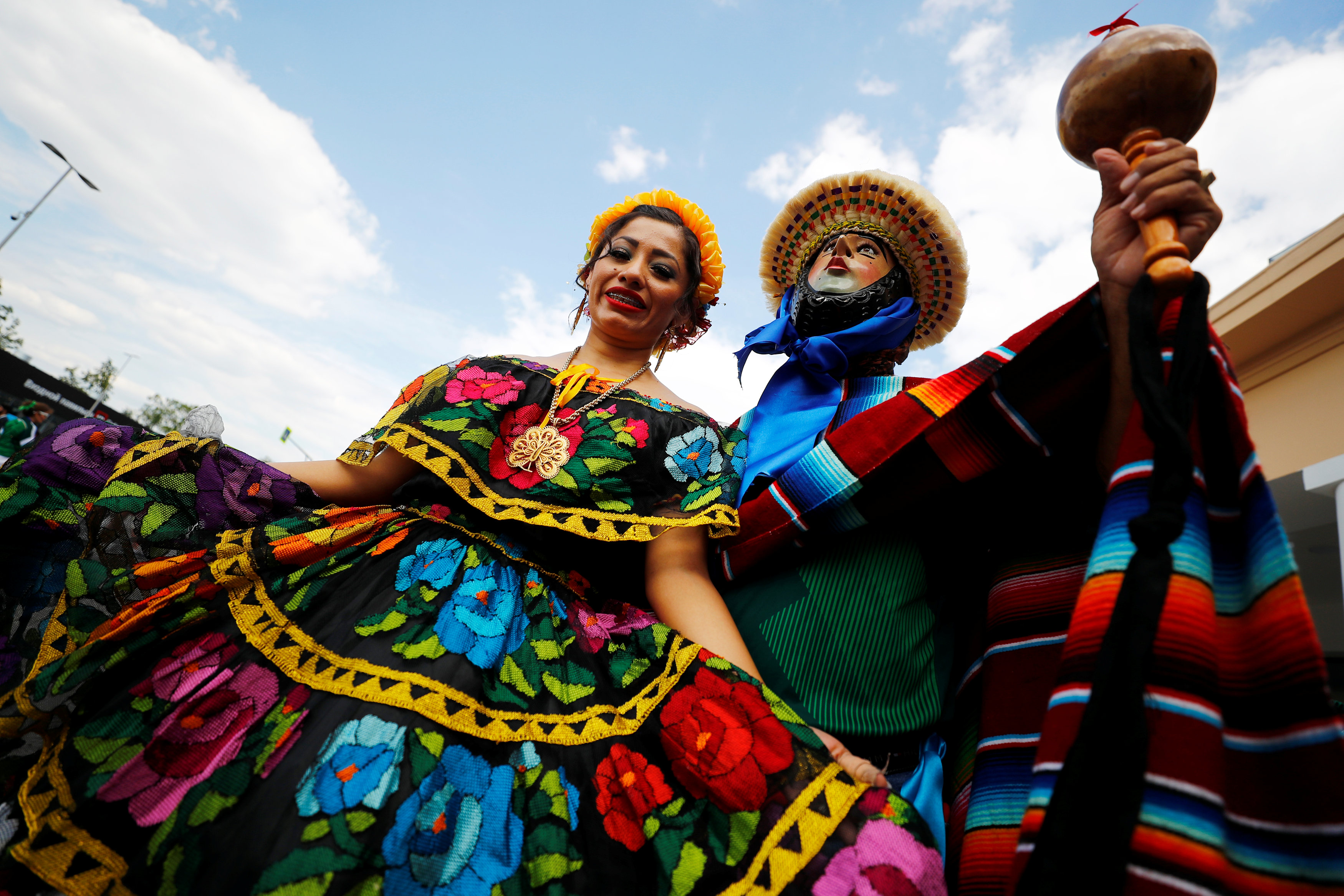  أزياء وتقاليع جماهير المكسيك قبل مباراة منتخبهم أمام ألمانيا