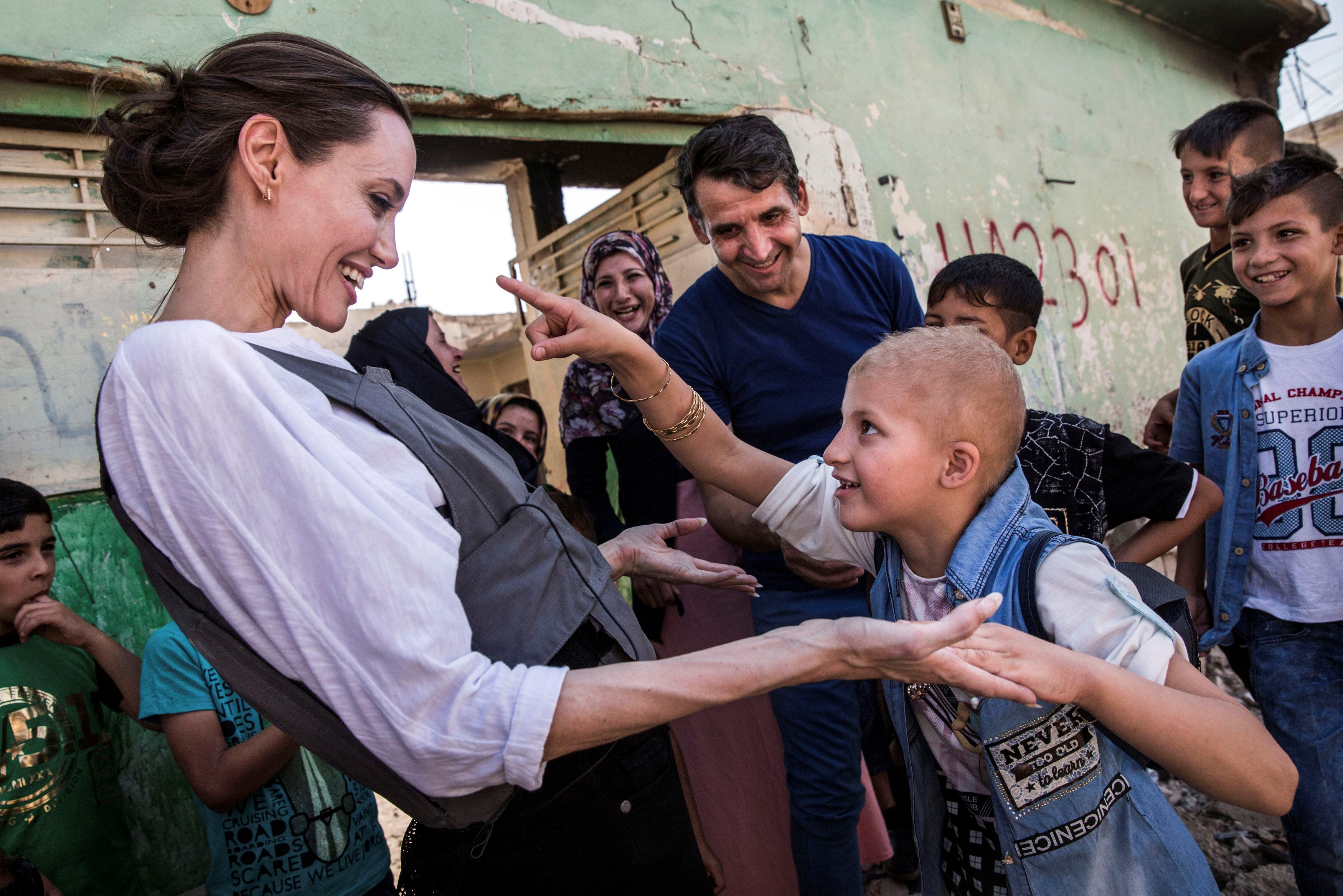 	أنجلينا مع أحد الأطفال خلال جولتها بالعراق