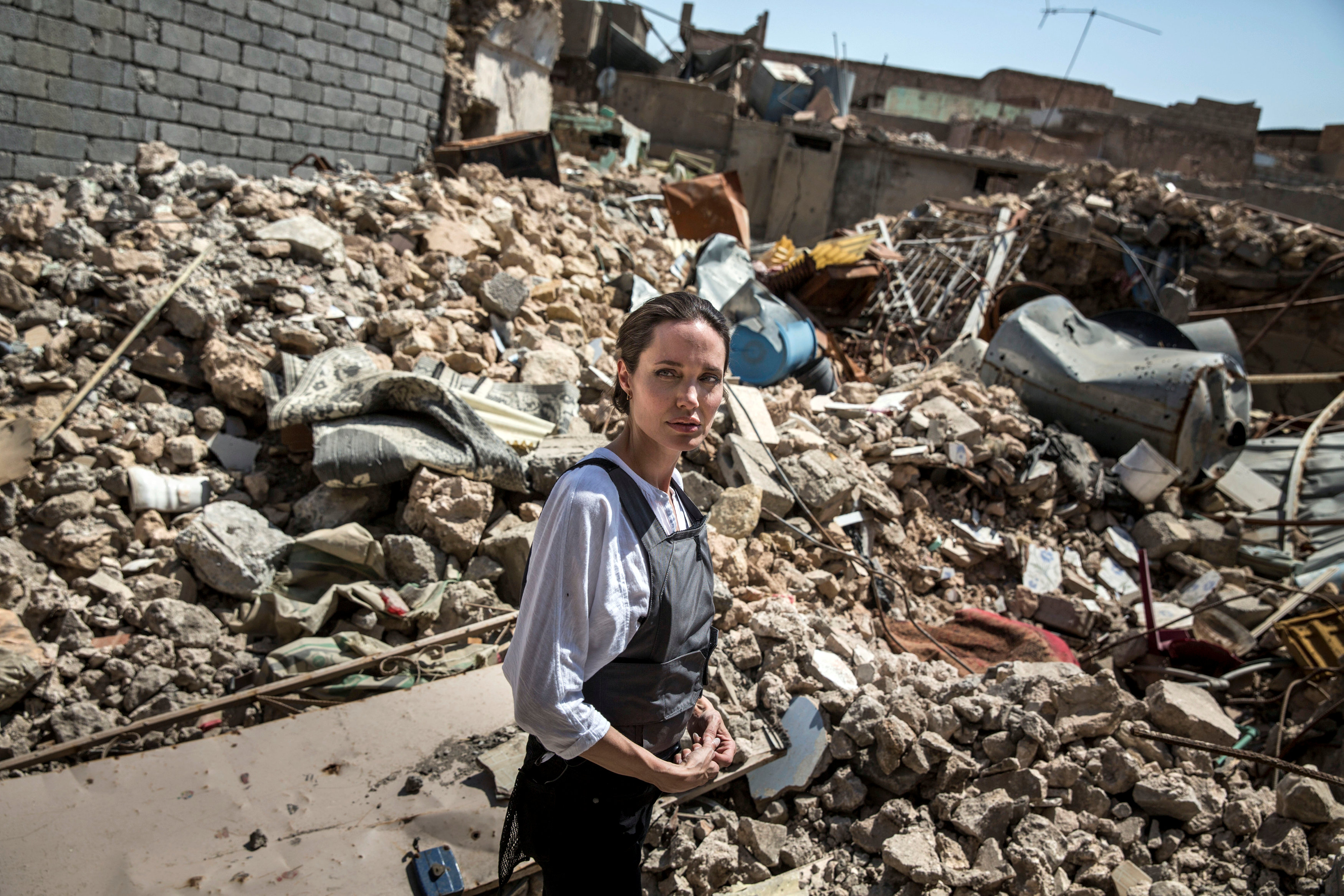 	النجمة العالمية أنجلينا جولى بين حطام مدينة الموصل العراقية