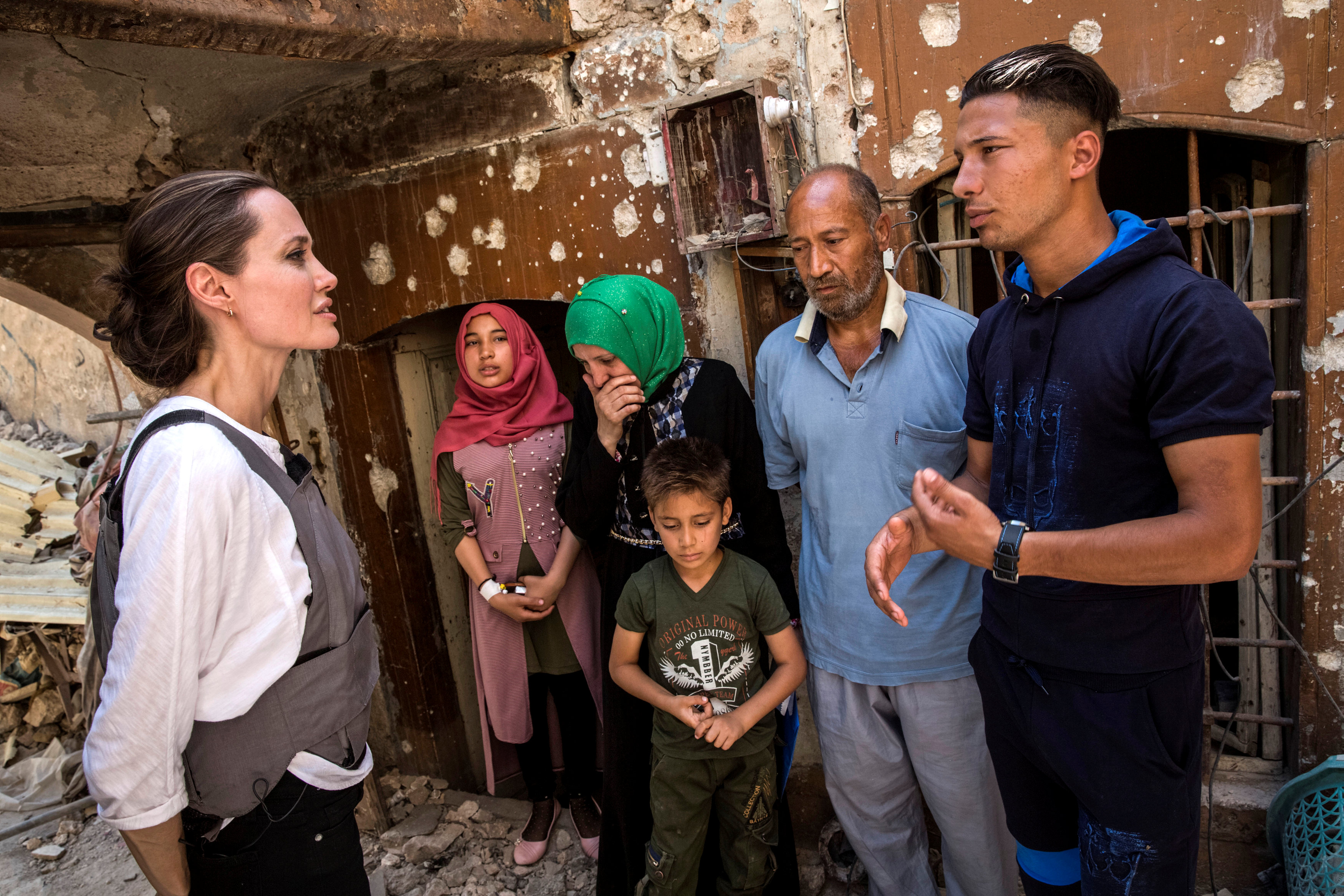 	النجمة العالمية تستمع إلى معاناة أحد الأسر فى العراق