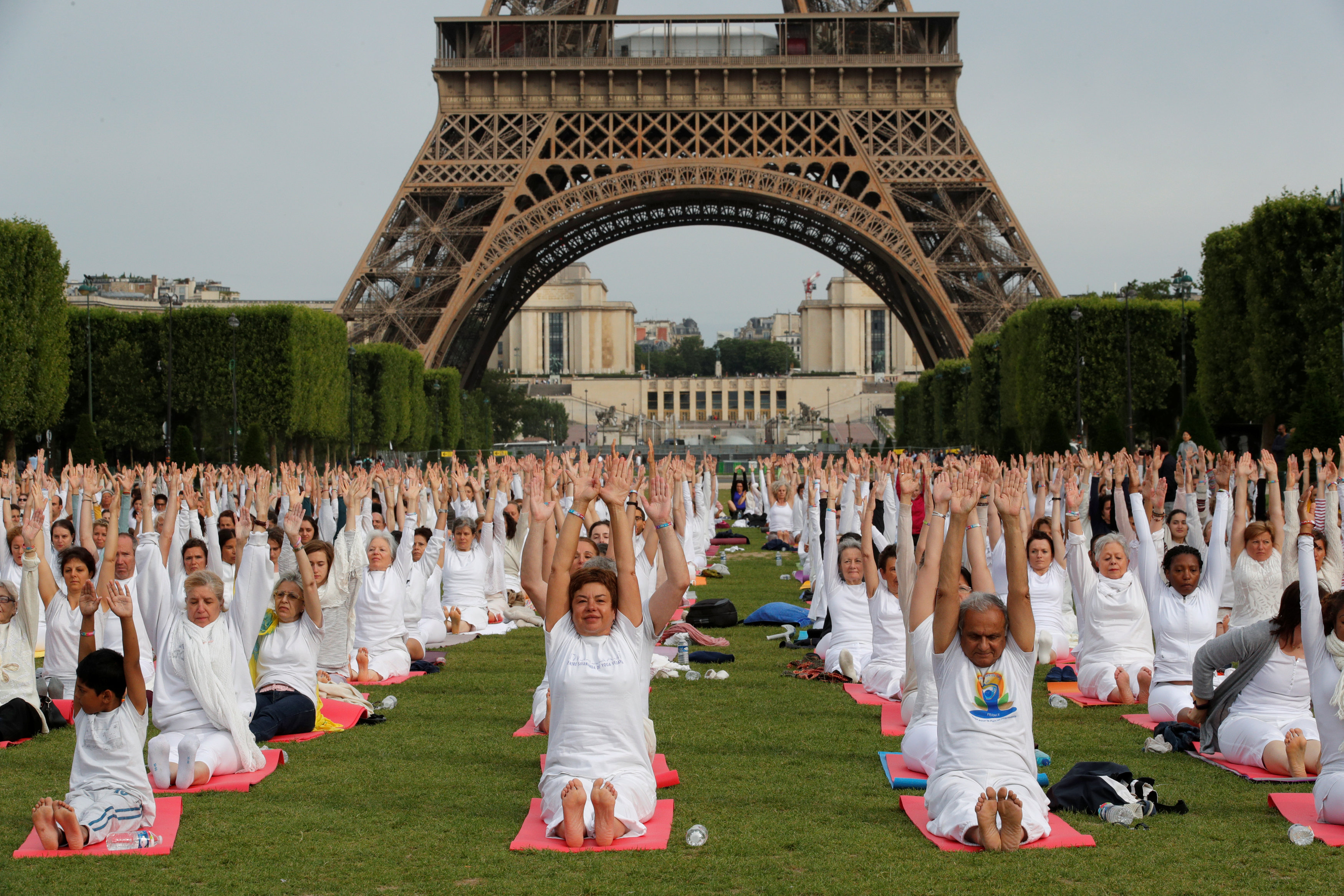 Yoga day 2024. Международный день йоги. Йога в Париже. Праздник йоги. День йоги фото.