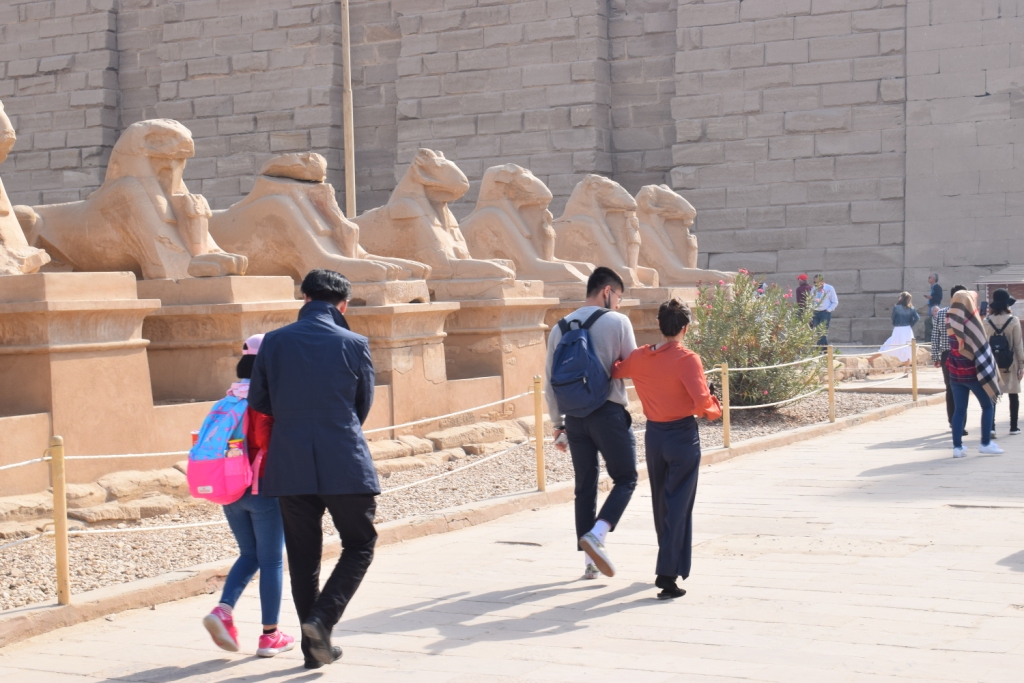 زيارات مميزة للأجانب والمصريين للمعابد خلال العيد (15)
