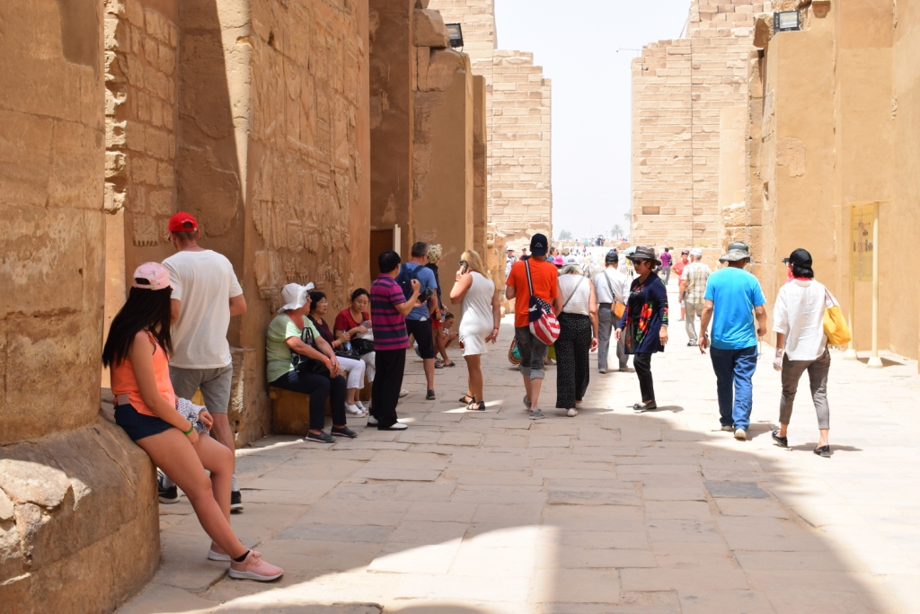 زيارات مميزة للأجانب والمصريين للمعابد خلال العيد (1)
