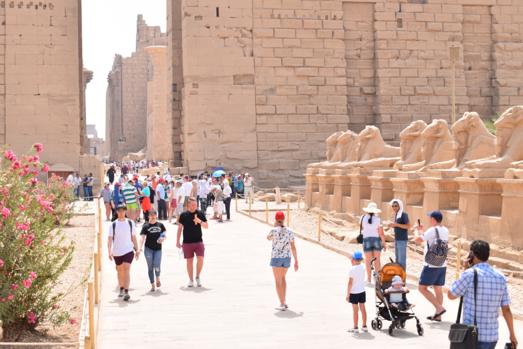 زيارات مميزة للأجانب والمصريين للمعابد خلال العيد (14)