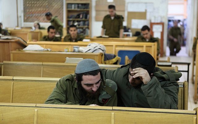 جنود في كتيبة ’نيتسا يهوديا’ اليهودية المتشددة يدرسون التوراة