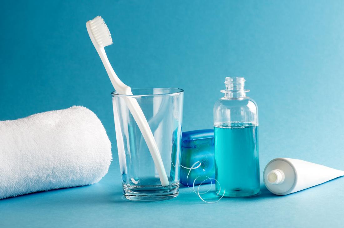 استخدام غسول الفم المضاد للبكتيريا من نصائح لعلاج تقرحات الفم
