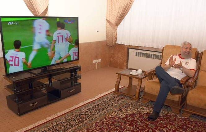 روحانى يشاهد منتخب بلاده