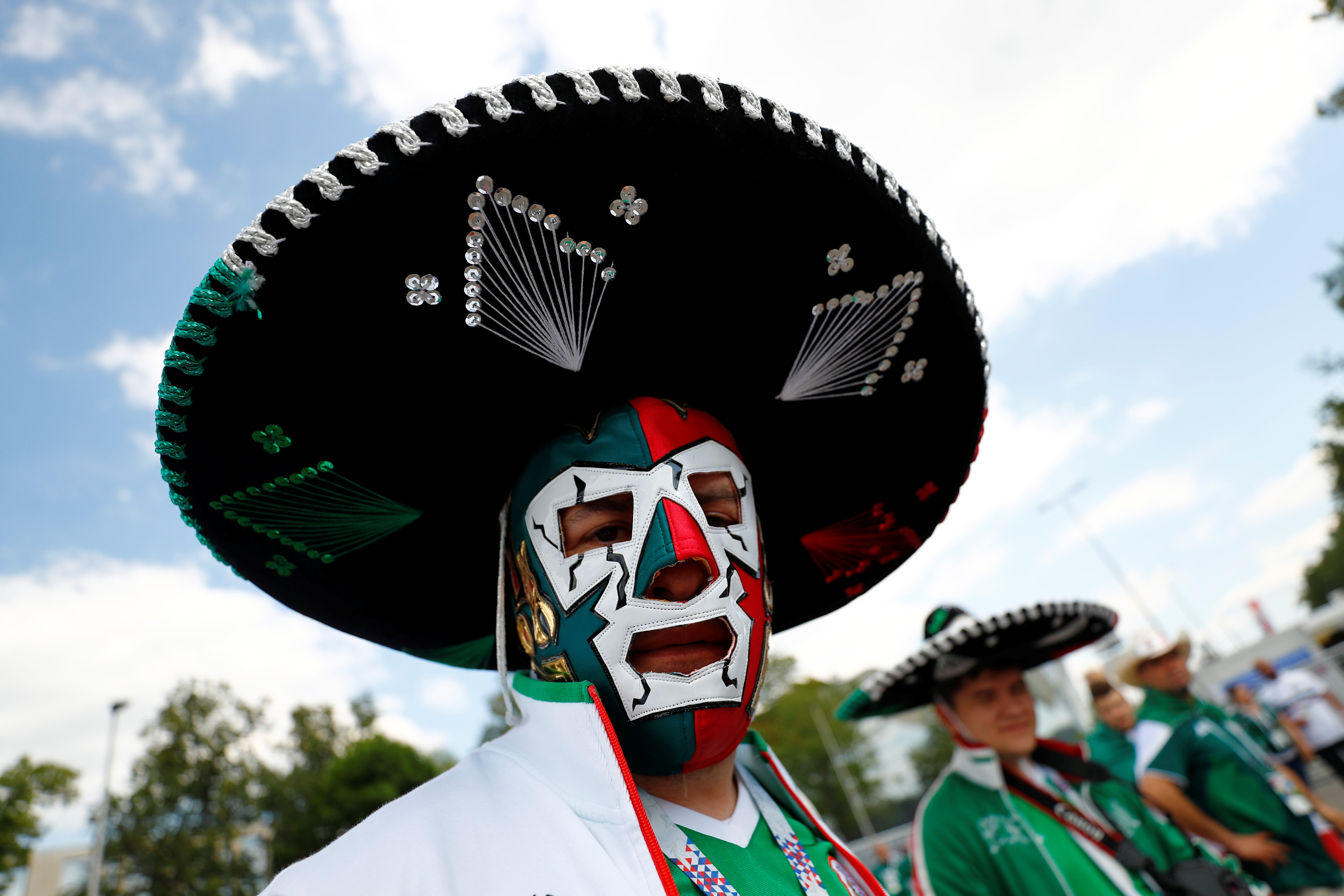  	مكسيكي يرتدى قناع بألوان علم بلاده