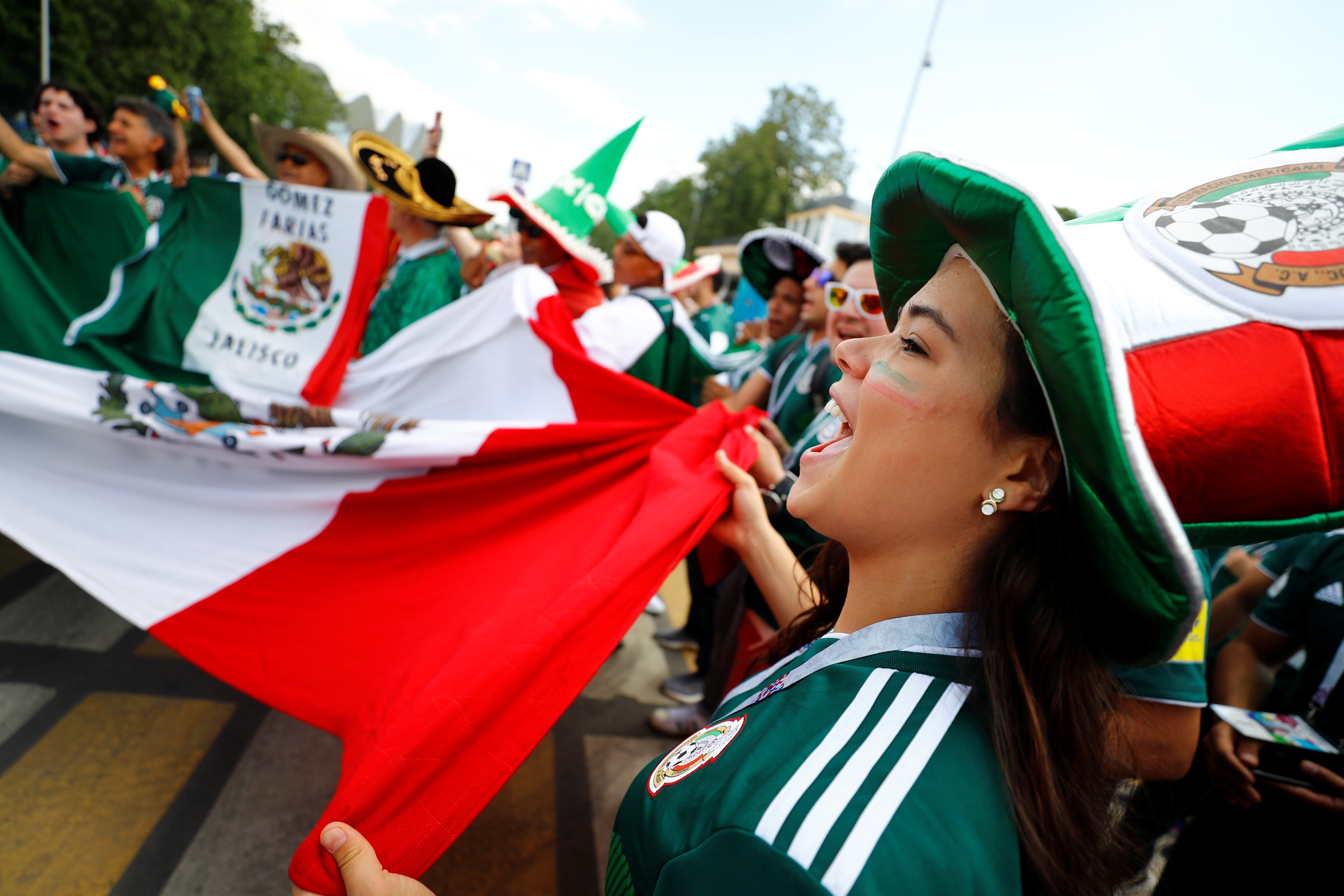  	جماهير المكسيك يلوحون بعلم بلادهم
