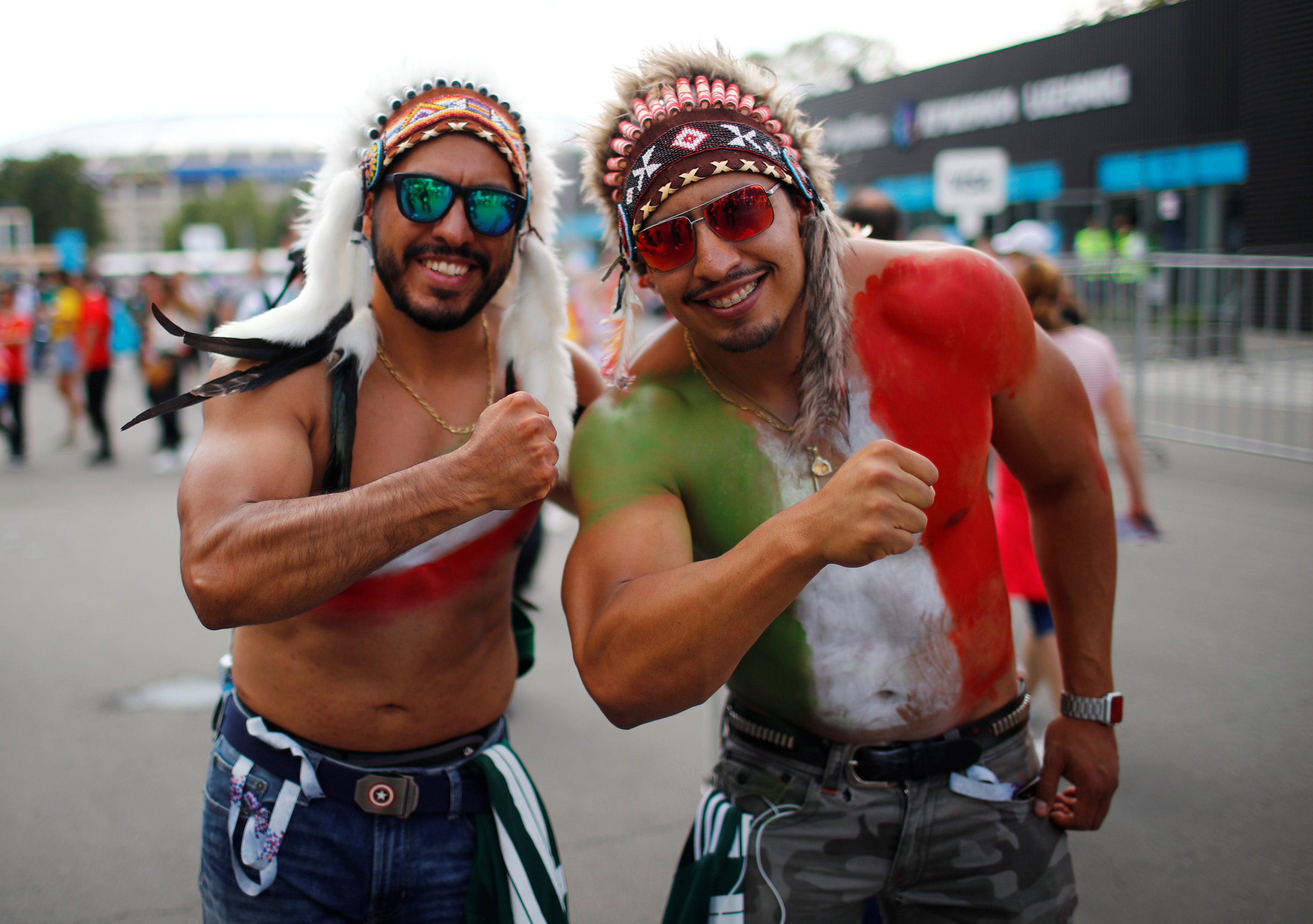  	مشجعان مكسيكيان يزينان جسديهما بألوان علم بيلادهما