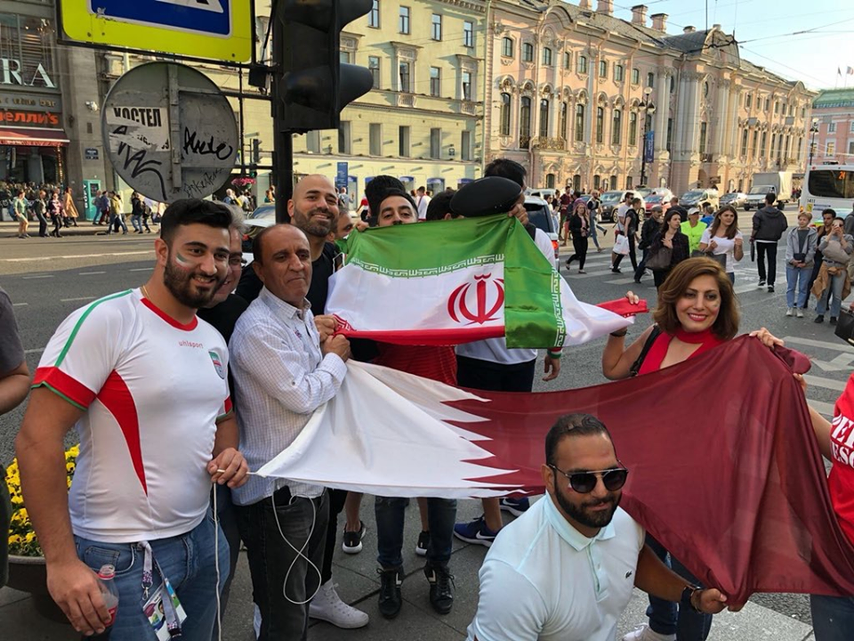 إيرانيون يحملون العلم القطرى