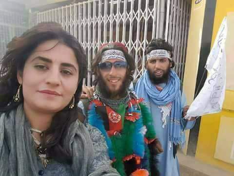 امرأة محجبة مع عناصر طالبان