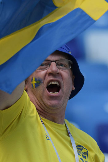 الحماس يهيمن على ملامح أحد مشجعى منتخب السويد
