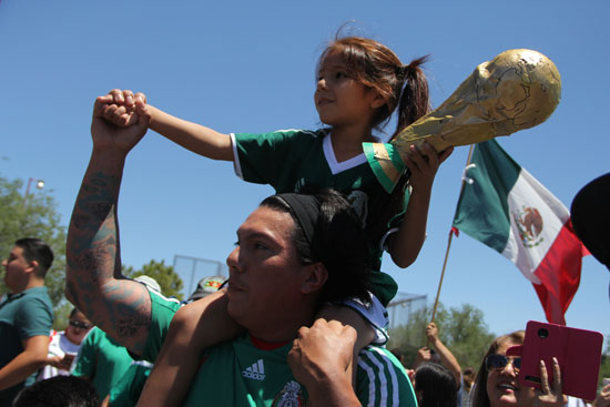 طفلة-تحمل-نسخة-من-كأس-العالم-تقليدية