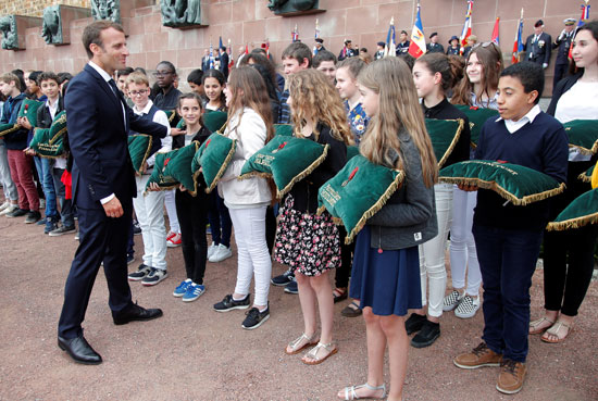 مجموعة أطفال يستقبلون الرئيس الفرنسى عقب المراسم