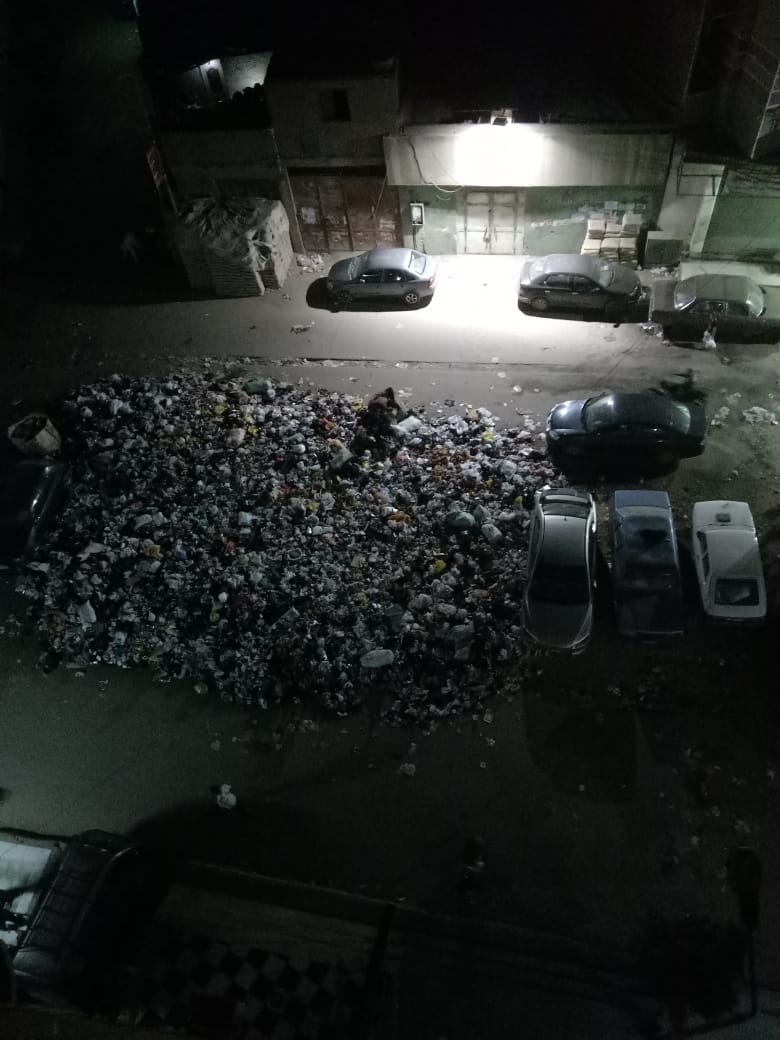 أكوام القمامة وسط المساكن بشارع ترعة عبدالعال