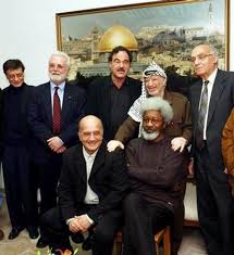 ساراماجو مع الوفد العالمى أثناء زيارة فلسطين