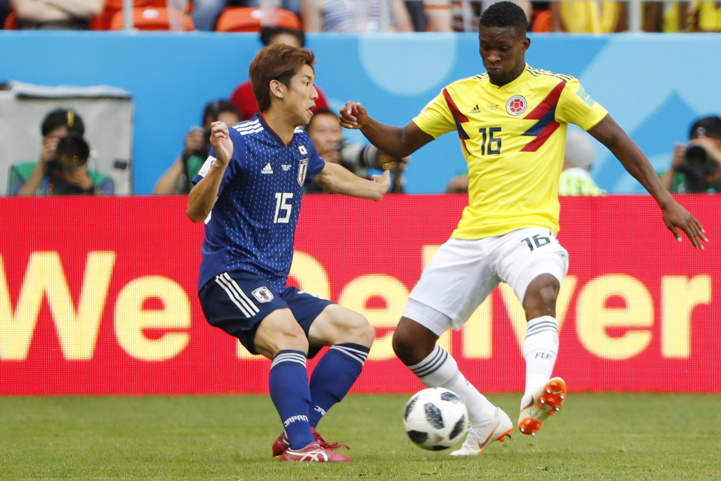 جانب من مباراة اليابان وكولومبيا