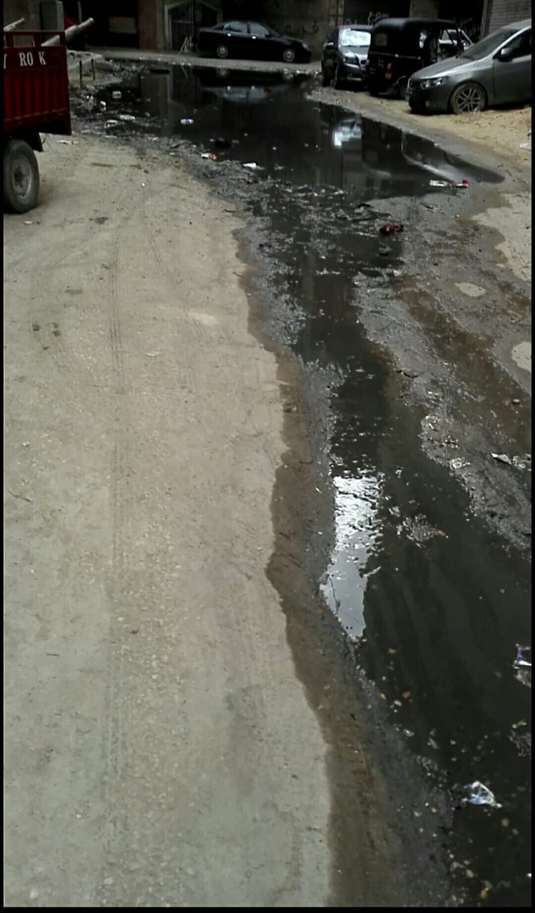 مياه الصرف تغرق الشارع (1)