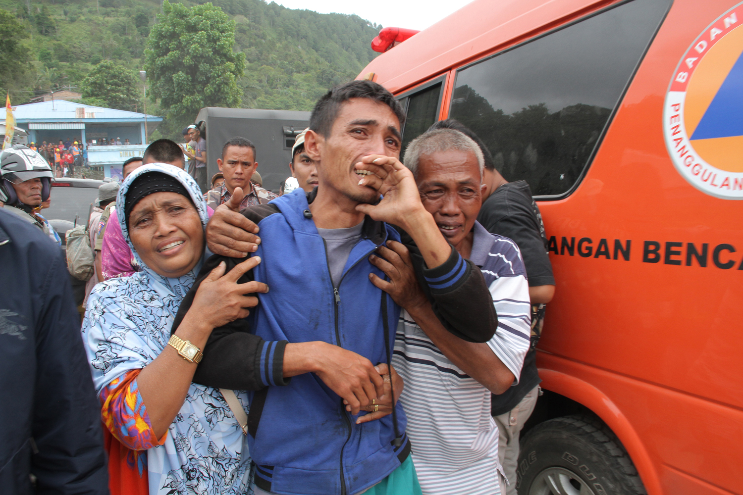 حزن شديد بين أقارب ضحايا غرق عبارة فى إندونيسيا