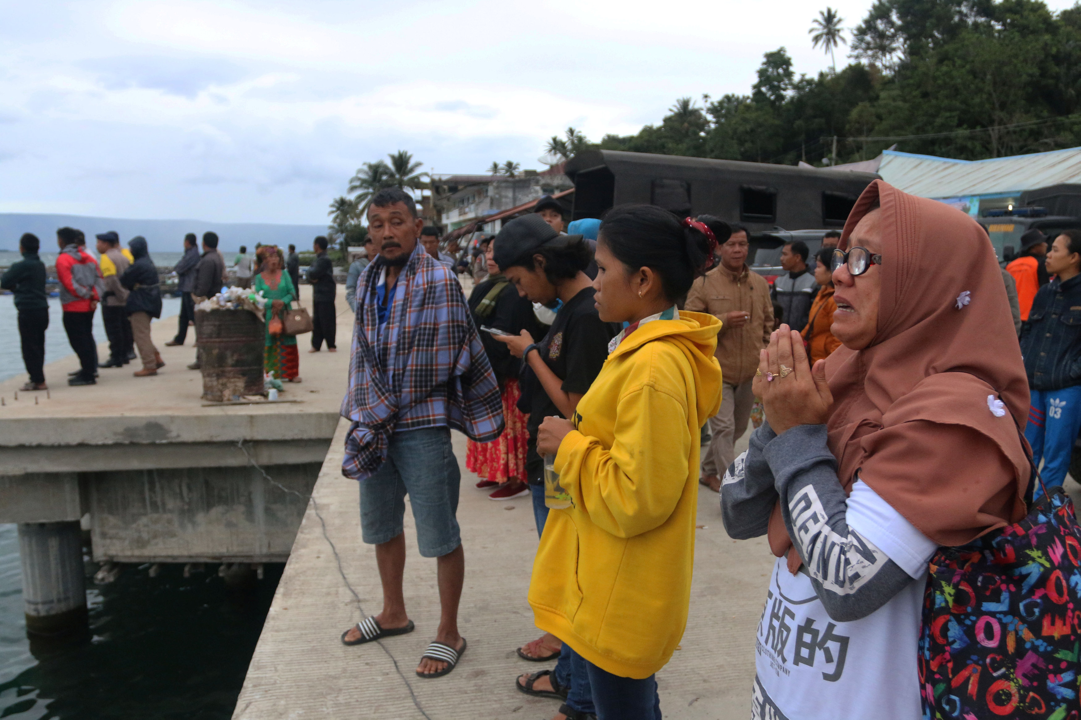 أسر المفقودين فى غرق عبارة بإندونيسيا