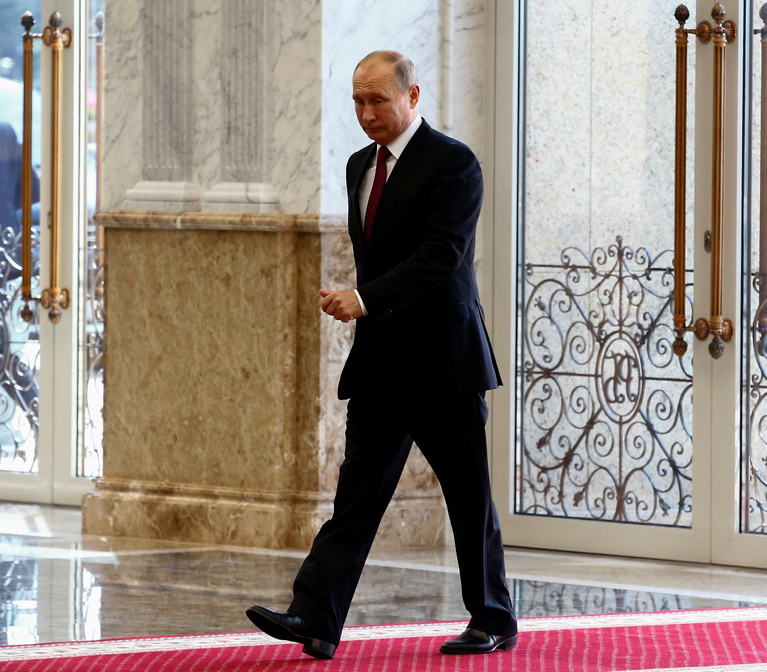 بوتين على السجادة الحمراء خلال وجوده ببيلاروسيا