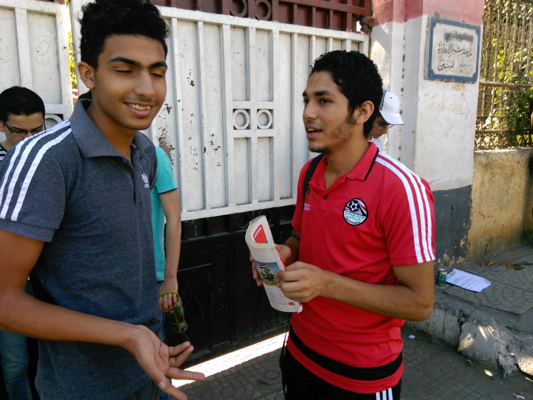 طلاب الثانوية العامة بشبرا يرتدون تيشرت المنتخب باللجان  (1)