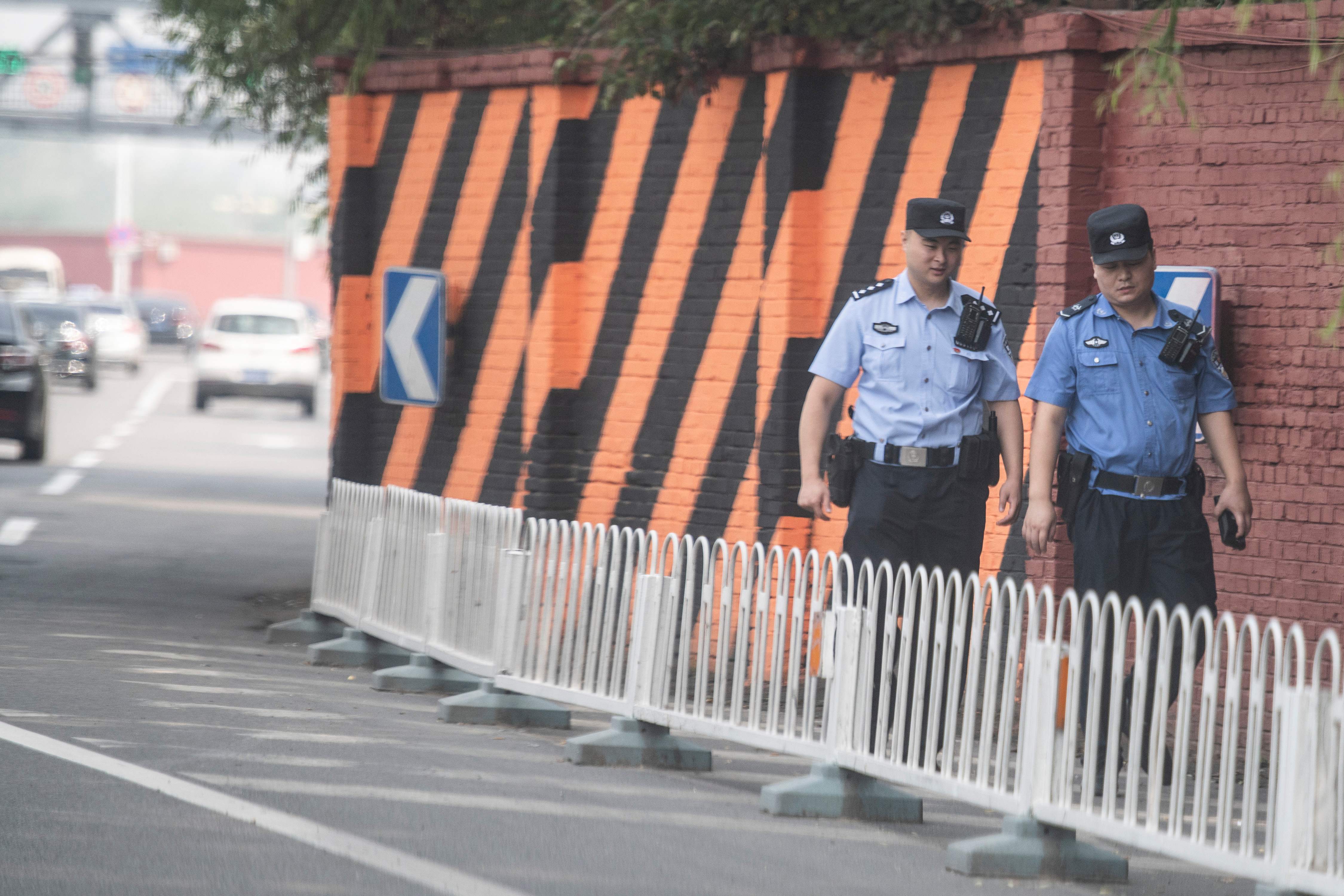 جانب من تأمين قوات الشرطة الصينية 