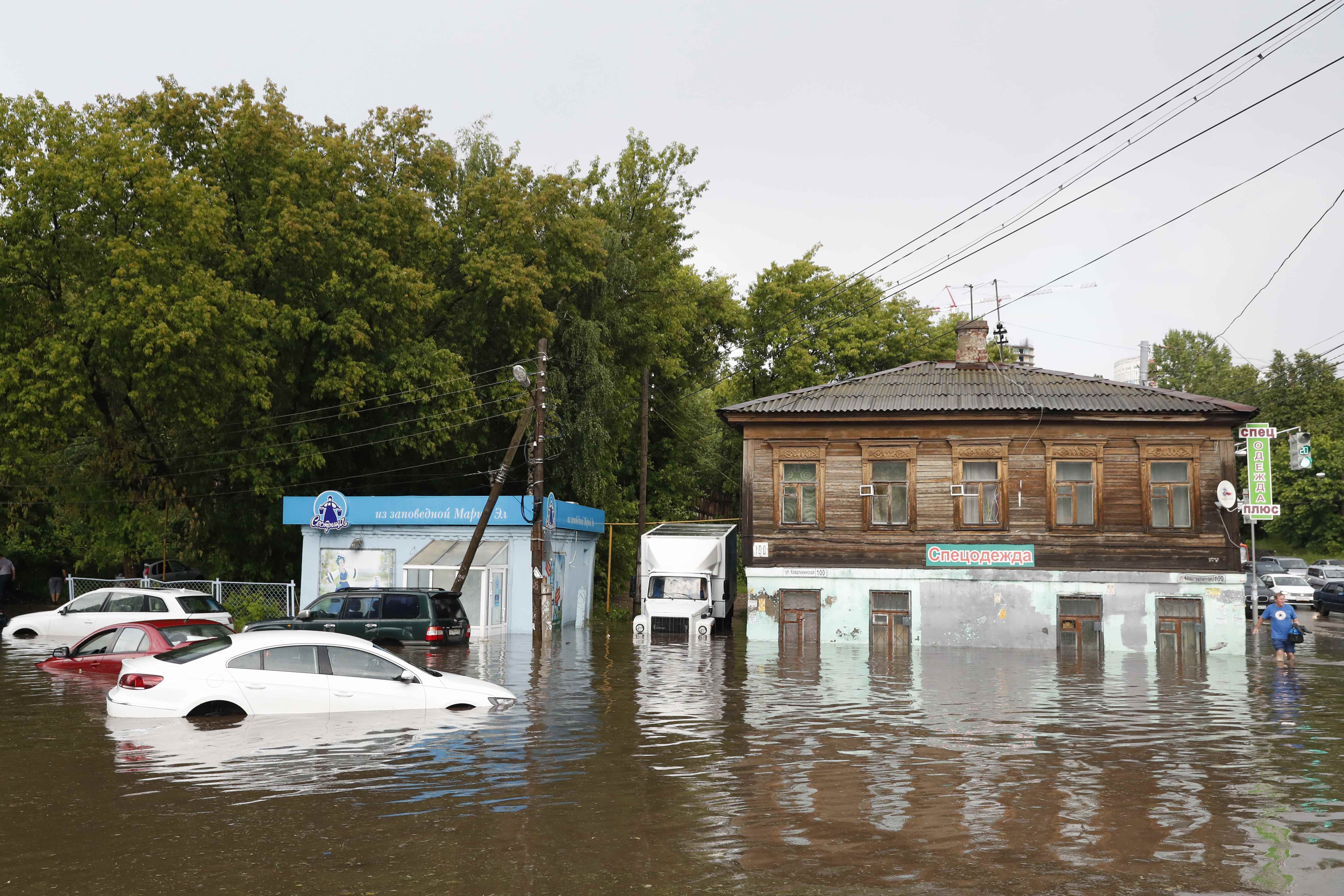 ارتفاع منسوب المياه فى شوارع المدينة الروسية بعد الأمطار