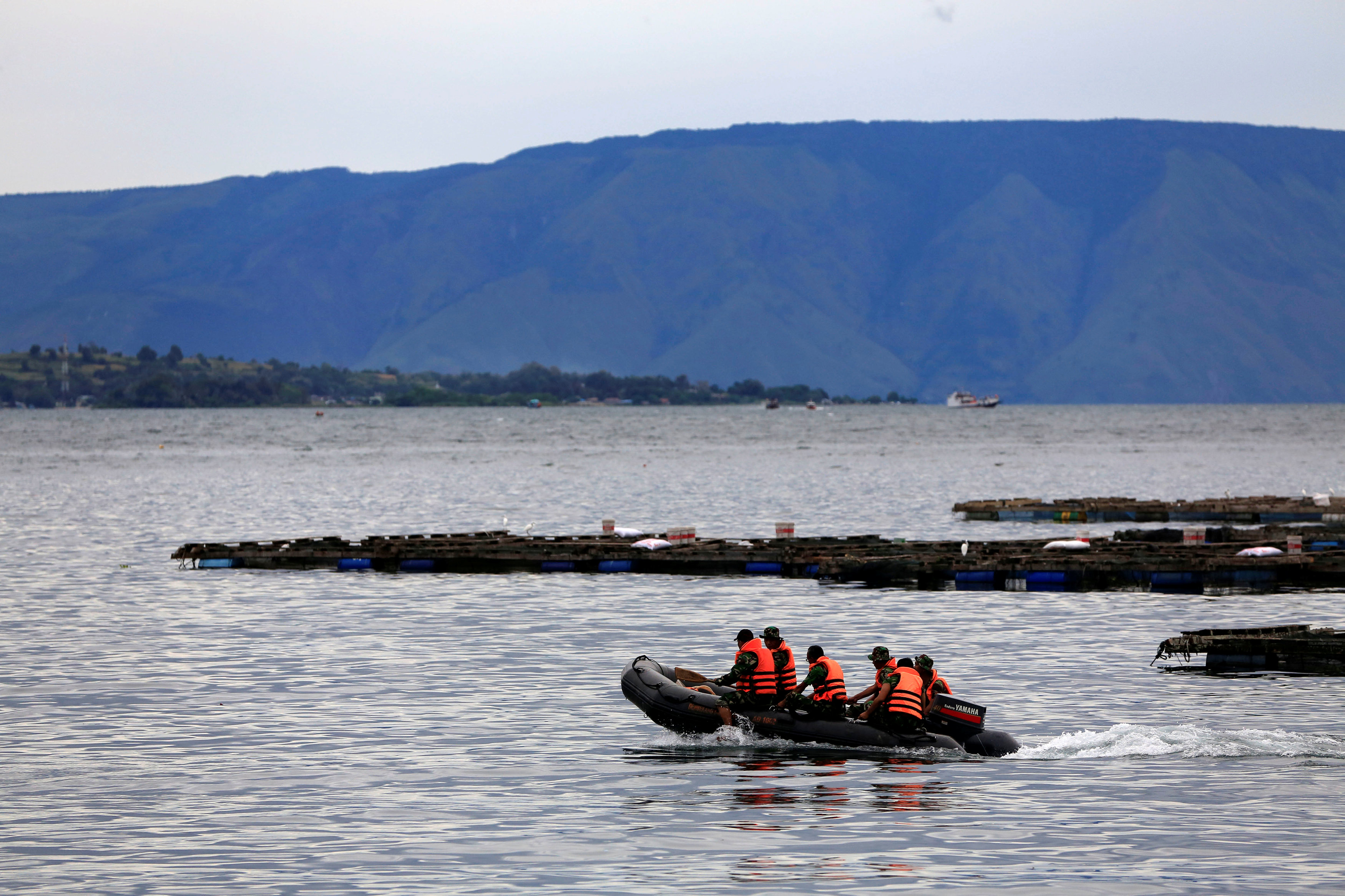 فرق الإنقاذ تبحث عن مفقودين فى غرق عبارة بإندونيسيا