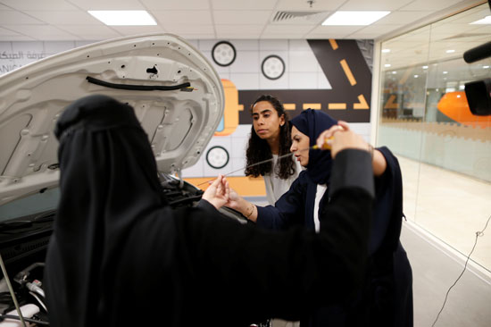 سيدات السعودية يتعلمن قياس زيت الموتور أثناء التدريب