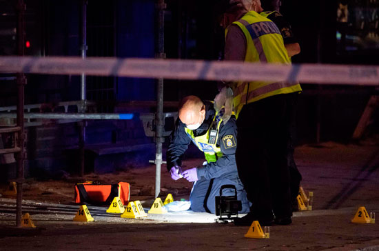 جانب من تفقد الشرطة السويدية لموقع الحادث